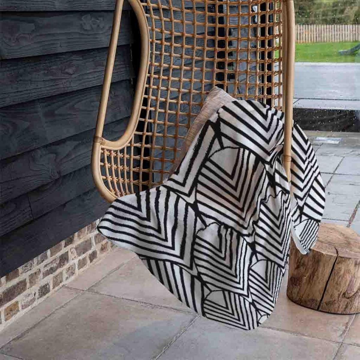 Black Geometric Decoration Blanket - Black – image 1