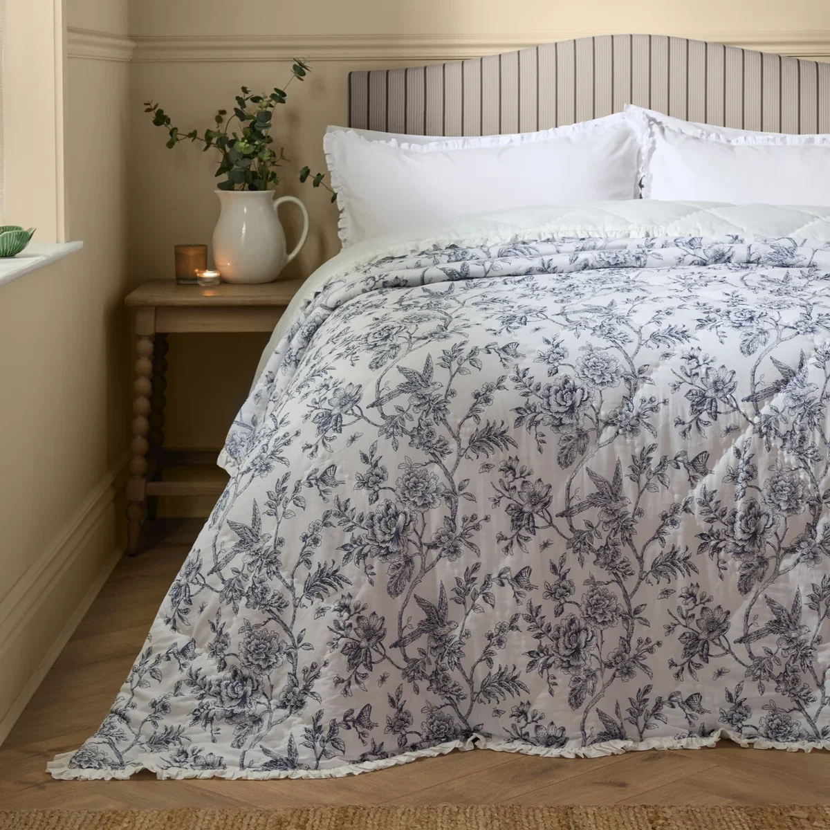 Hermione Ruffled 100% Cotton Floral Bedspread - White / 0.921kg
