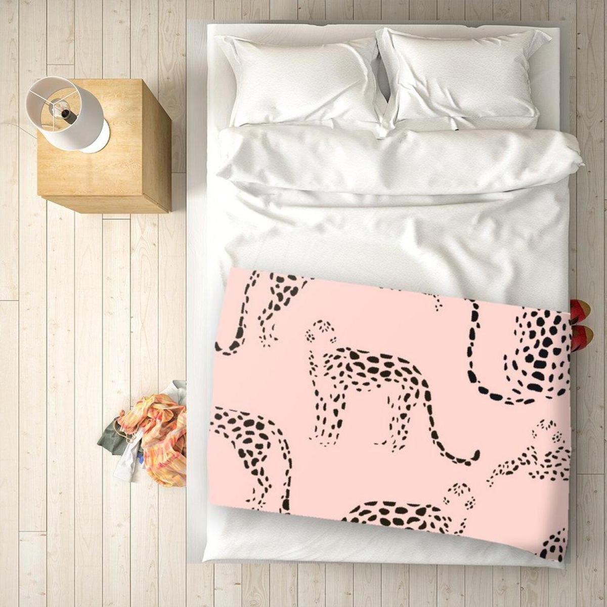 Abstract Leopard Pattern Blanket - Pink – image 1