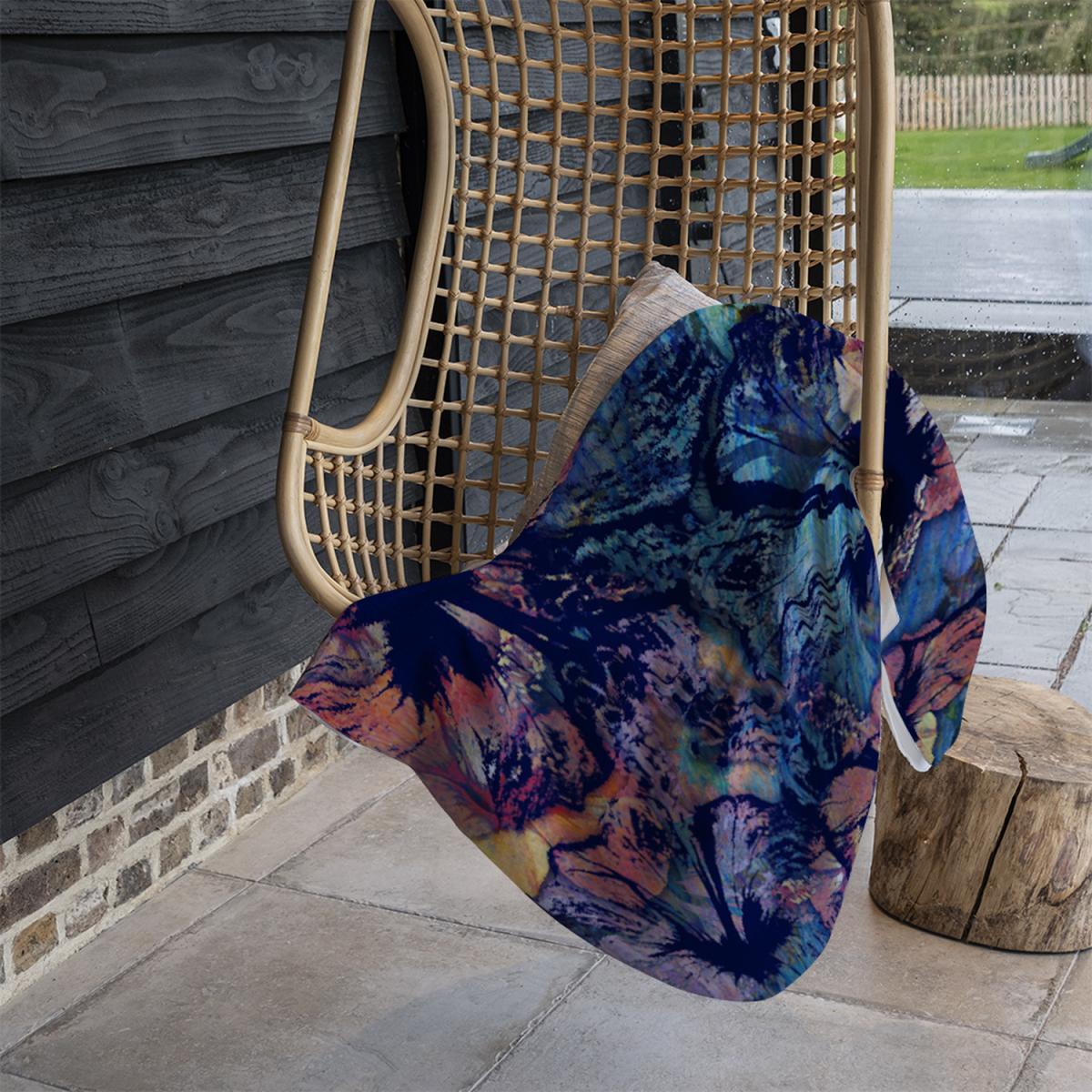 Grunge Flower Print Blanket - Black – image 5