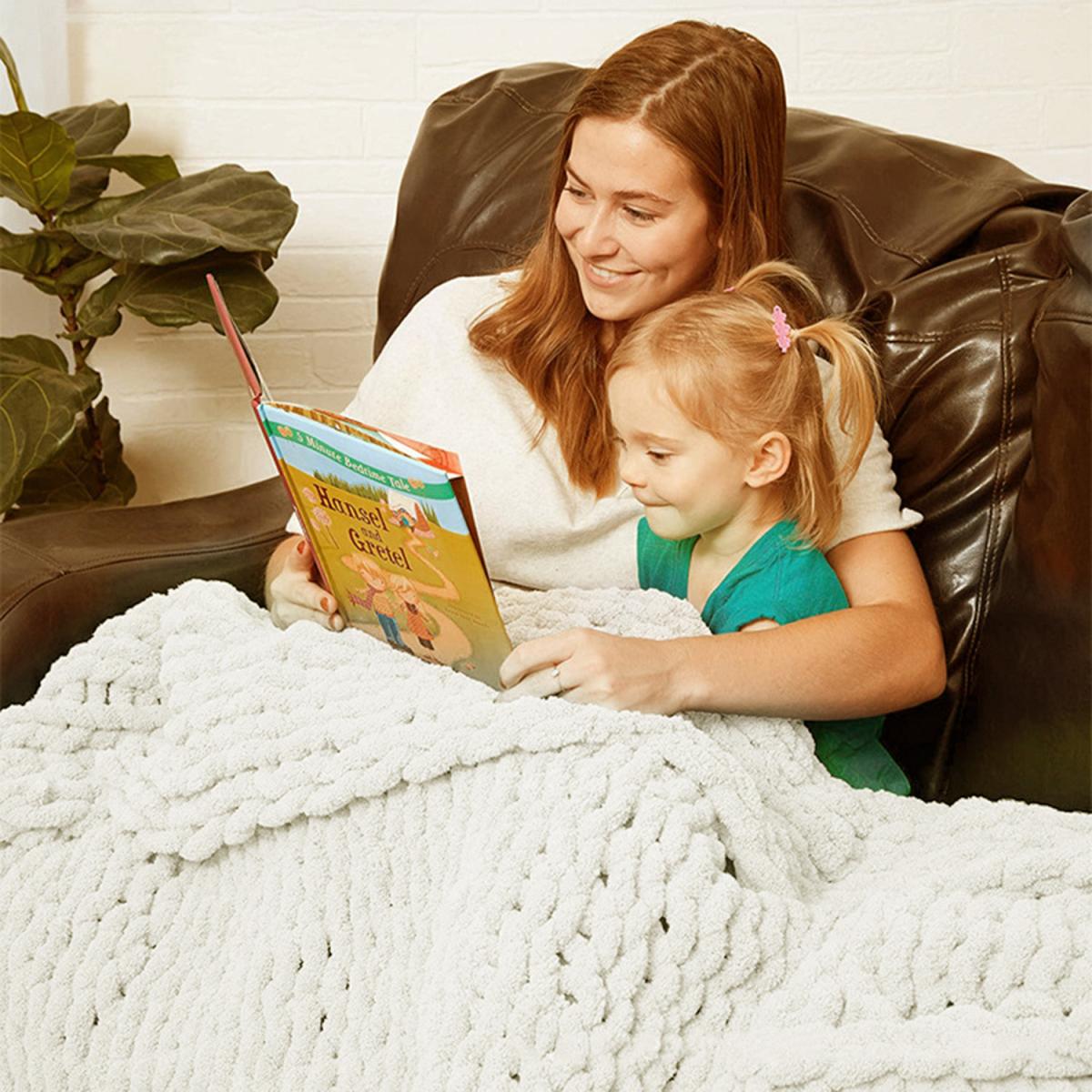 Chunky Knit Throws Blanket in Creamy White - Creamy White / 100cm – image 3