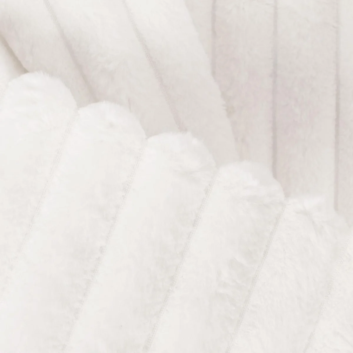 OHS Faux Fur Thick Ribbed Throw - White / 150cm / 1.5kg – image 4