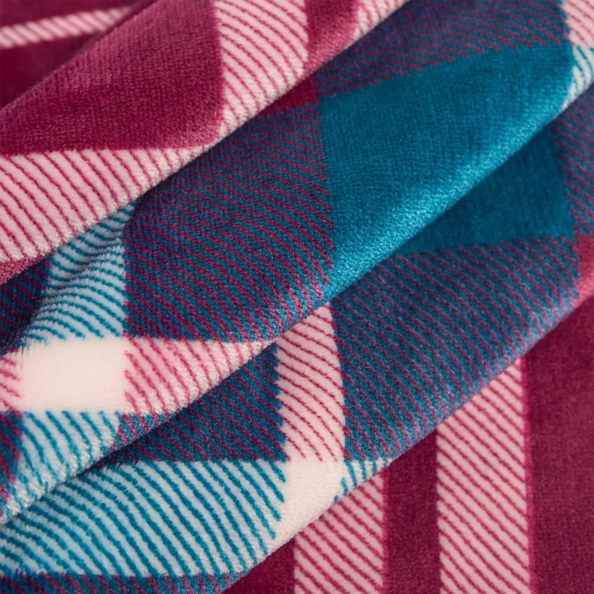 OHS Winsford Flannel Check Fleece Throw - Burgundy – image 5