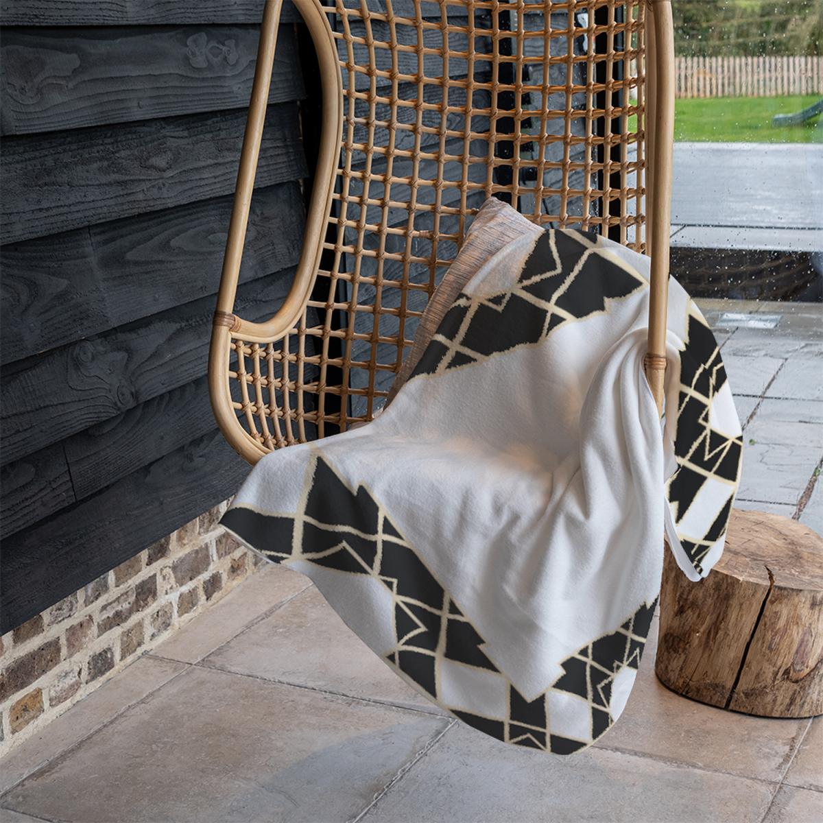Art Deco Diamond Border Blanket - Black – image 1