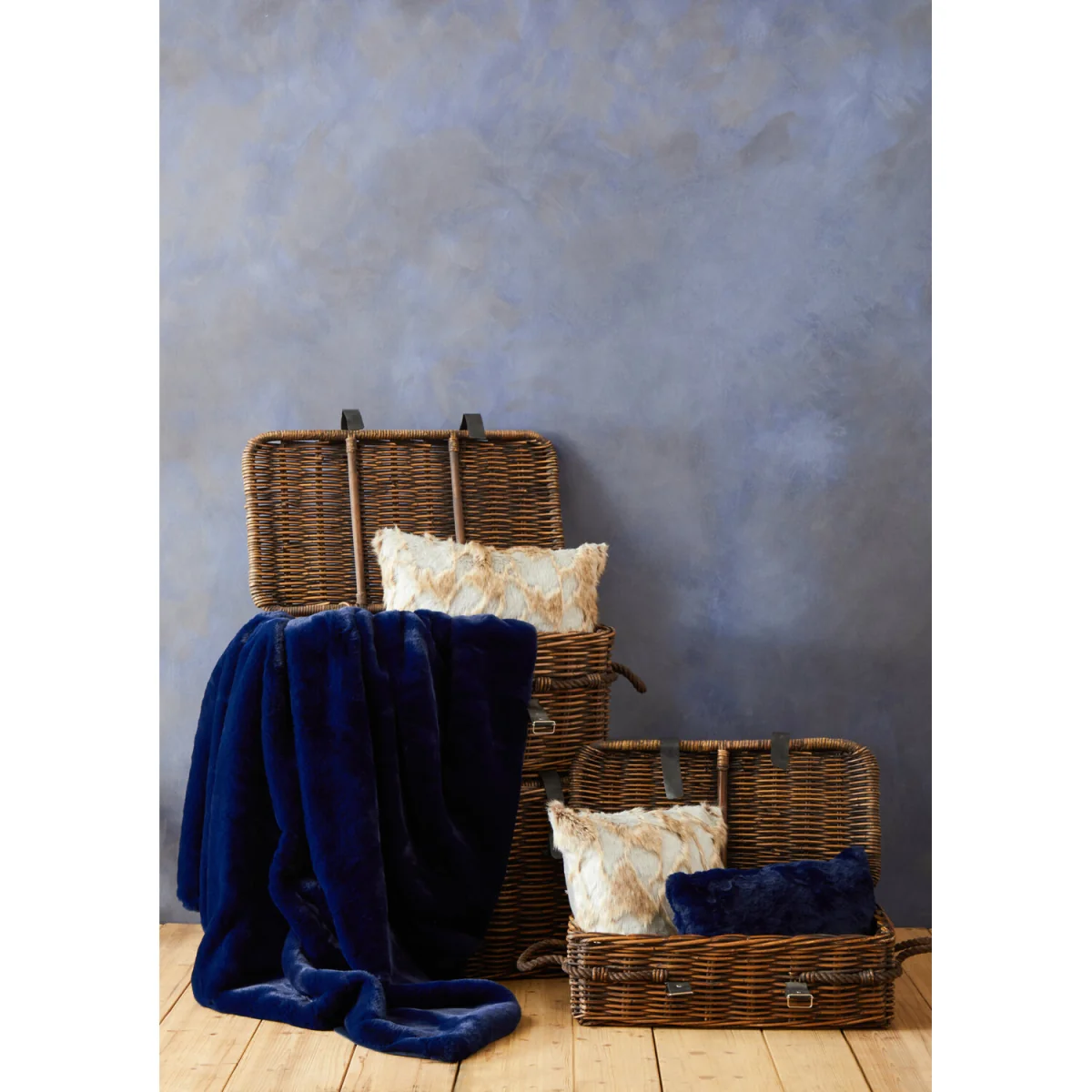Bosie Lamina Navy Blue Faux Fur Throw - Blue – image 2