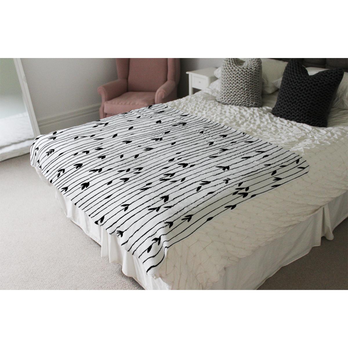 Sketchy Leaves Scattered  Blanket - Black – image 4