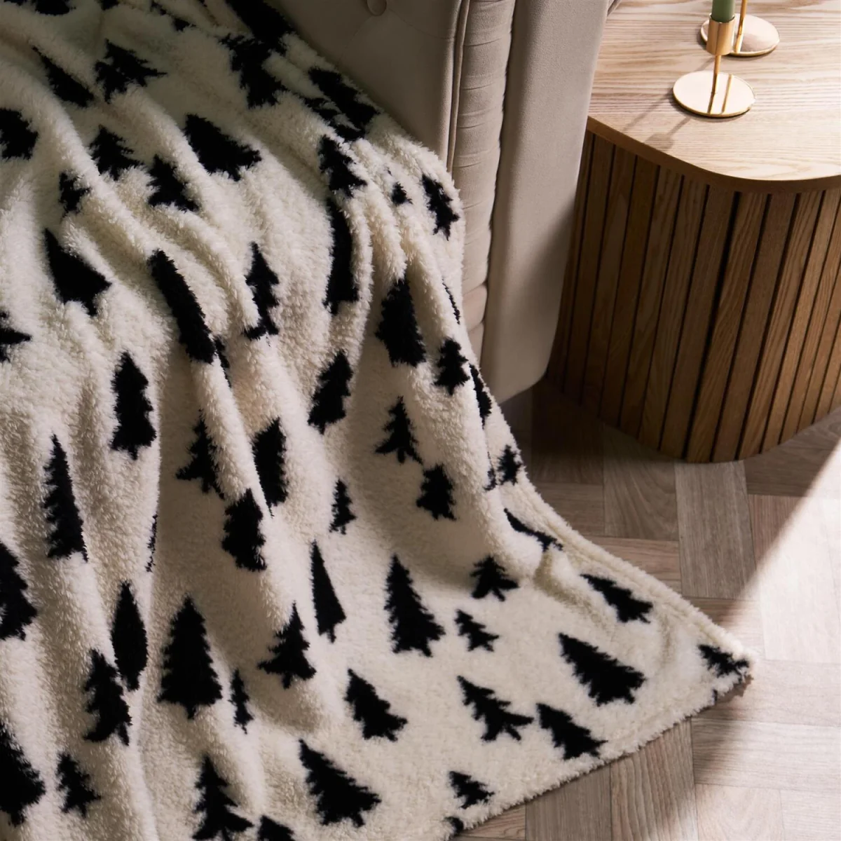 OHS Festive Christmas Tree Fleece Throw - Monochrome – image 3
