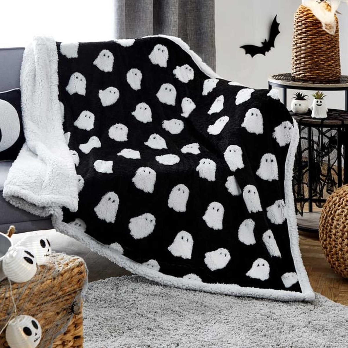 Halloween Ghost Tufted Throw - Black