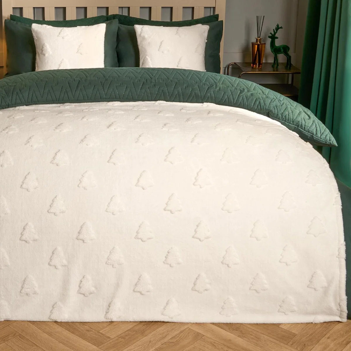 Teddy Christmas Winter Tree Tufted Throw - White