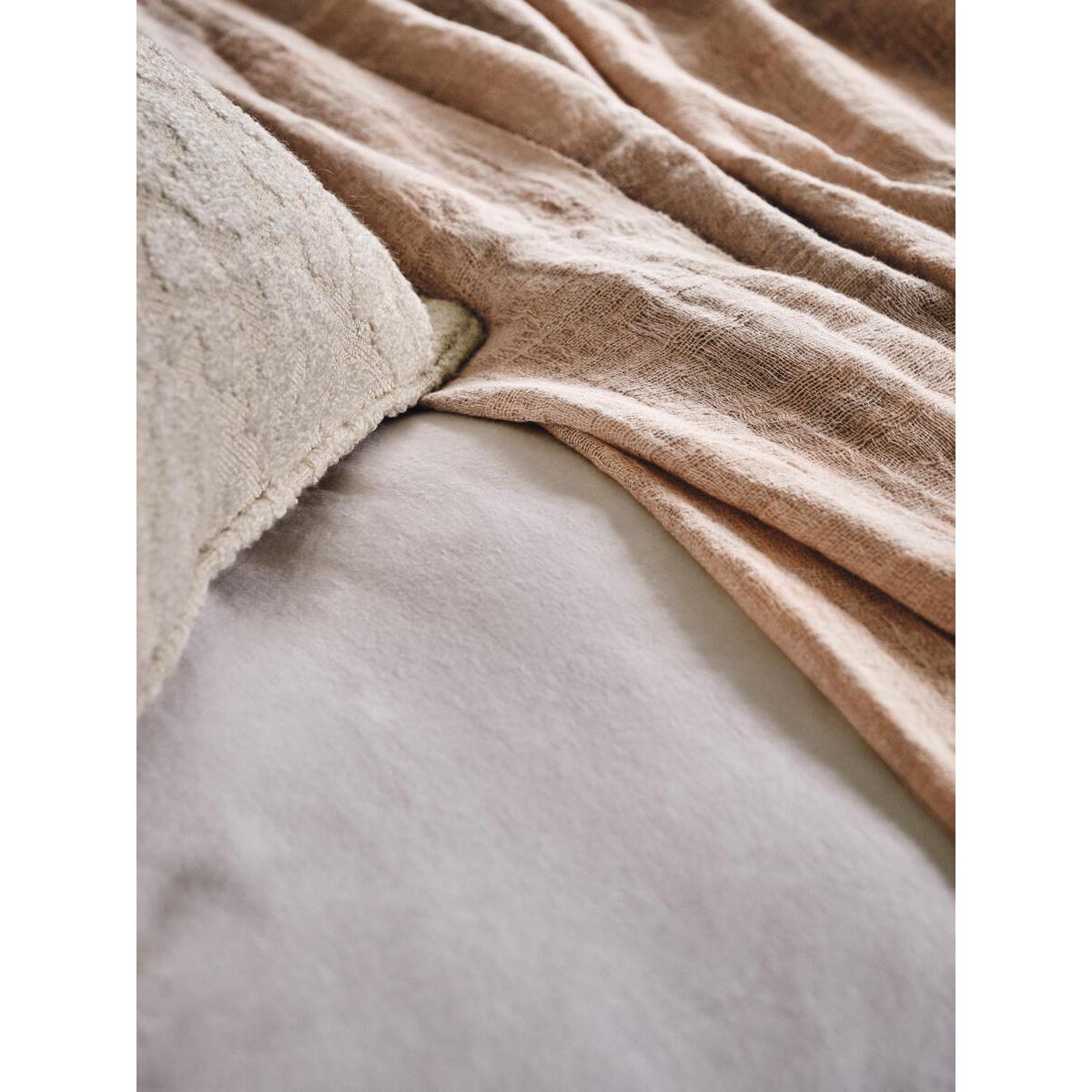 Arlo Throw, Pink – image 3