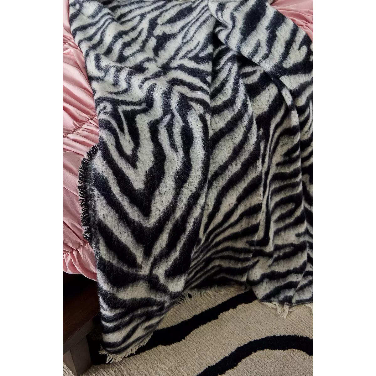 Zebra Cosy Throw - Black/White ALL at Urban Outfitters – image 3