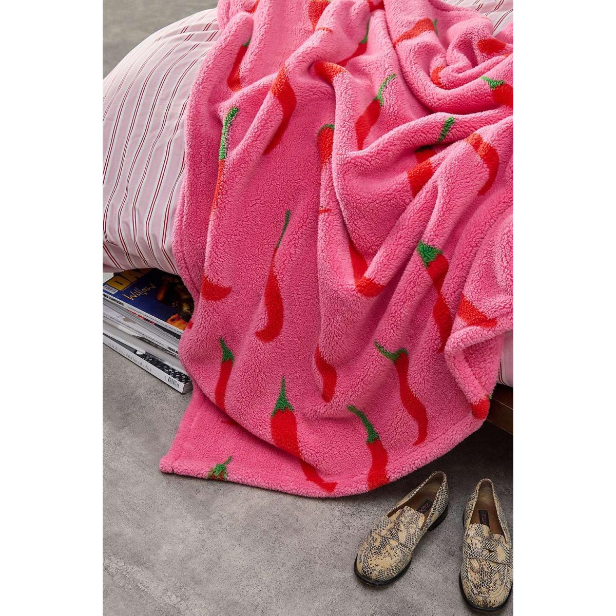 Chilli Fleece Throw - Pink ALL at Urban Outfitters – image 3