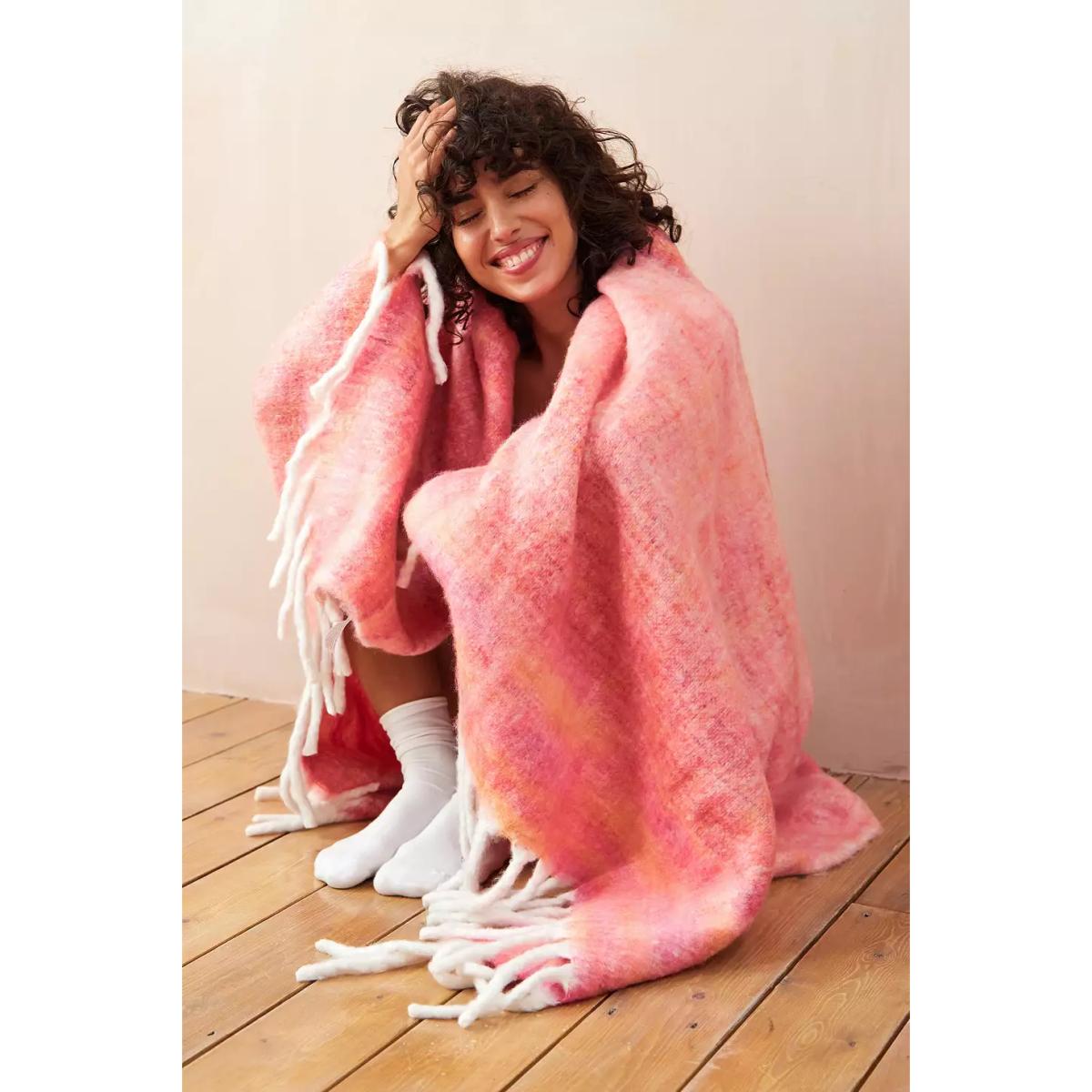 Sunset Space-Dye Throw - Pink ALL at Urban Outfitters – image 2