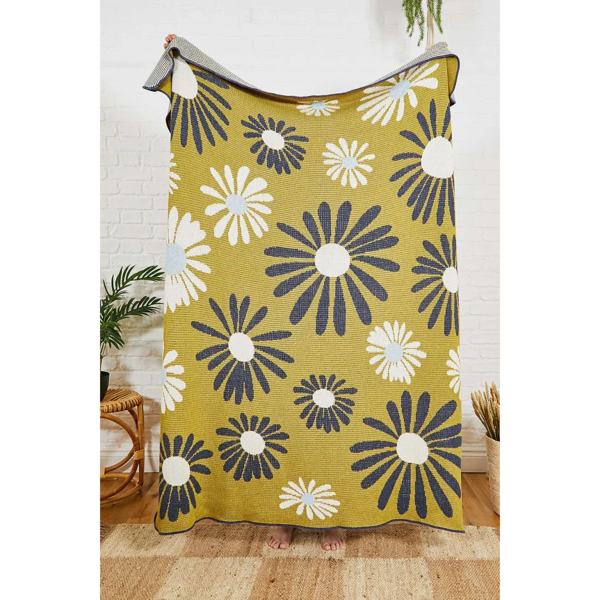Calhoun Green Daisy Art Throw - Green ALL at Urban Outfitters – image 2