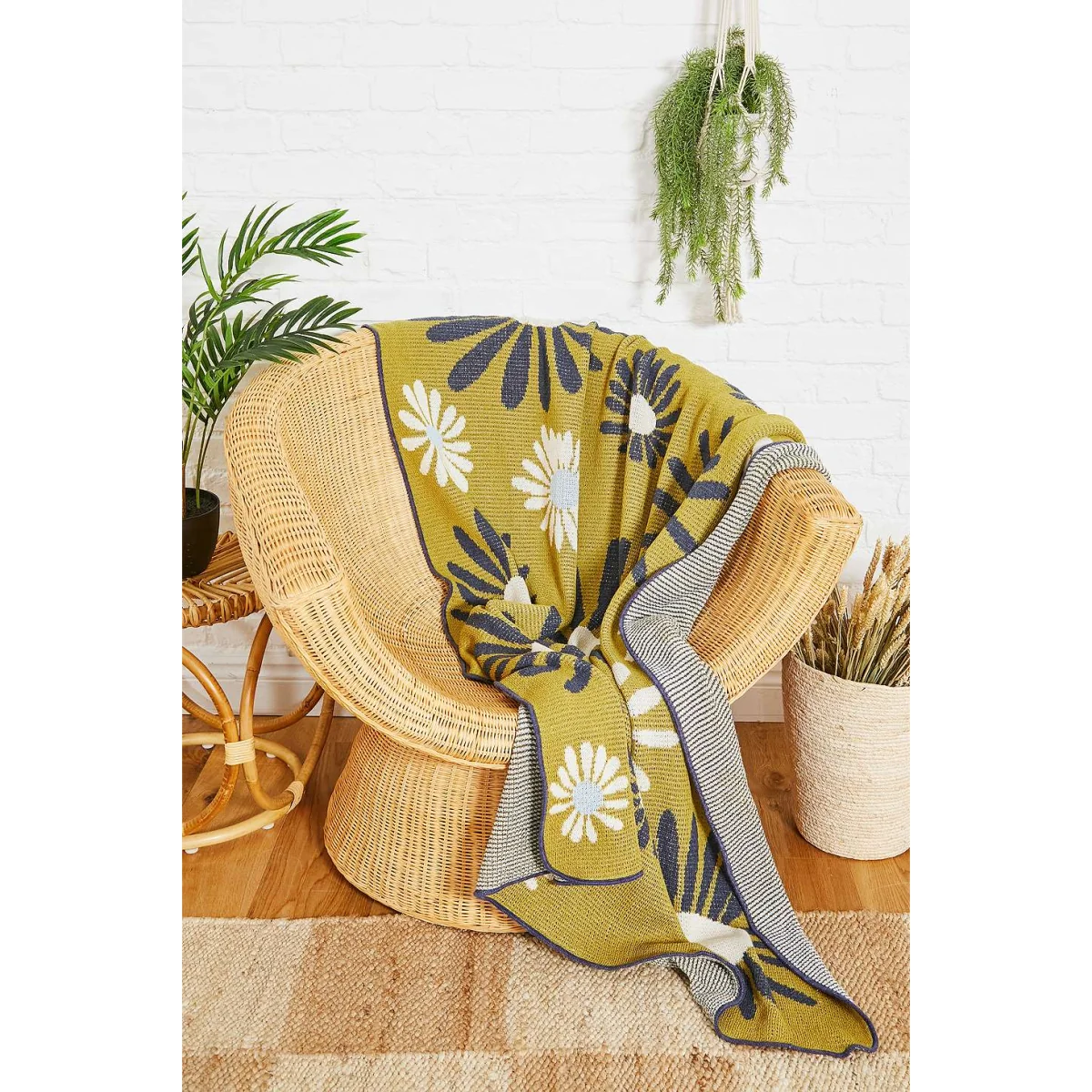 Calhoun Green Daisy Art Throw - Green ALL at Urban Outfitters – image 3