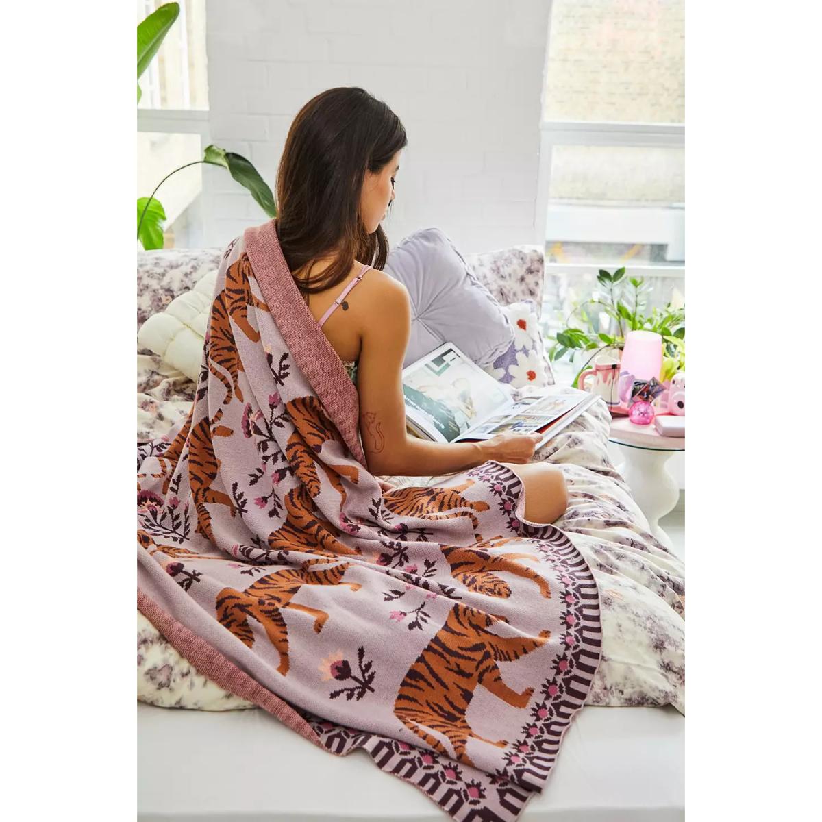 Urban Outfitters Tiger Knit Art Throw ALL – image 3