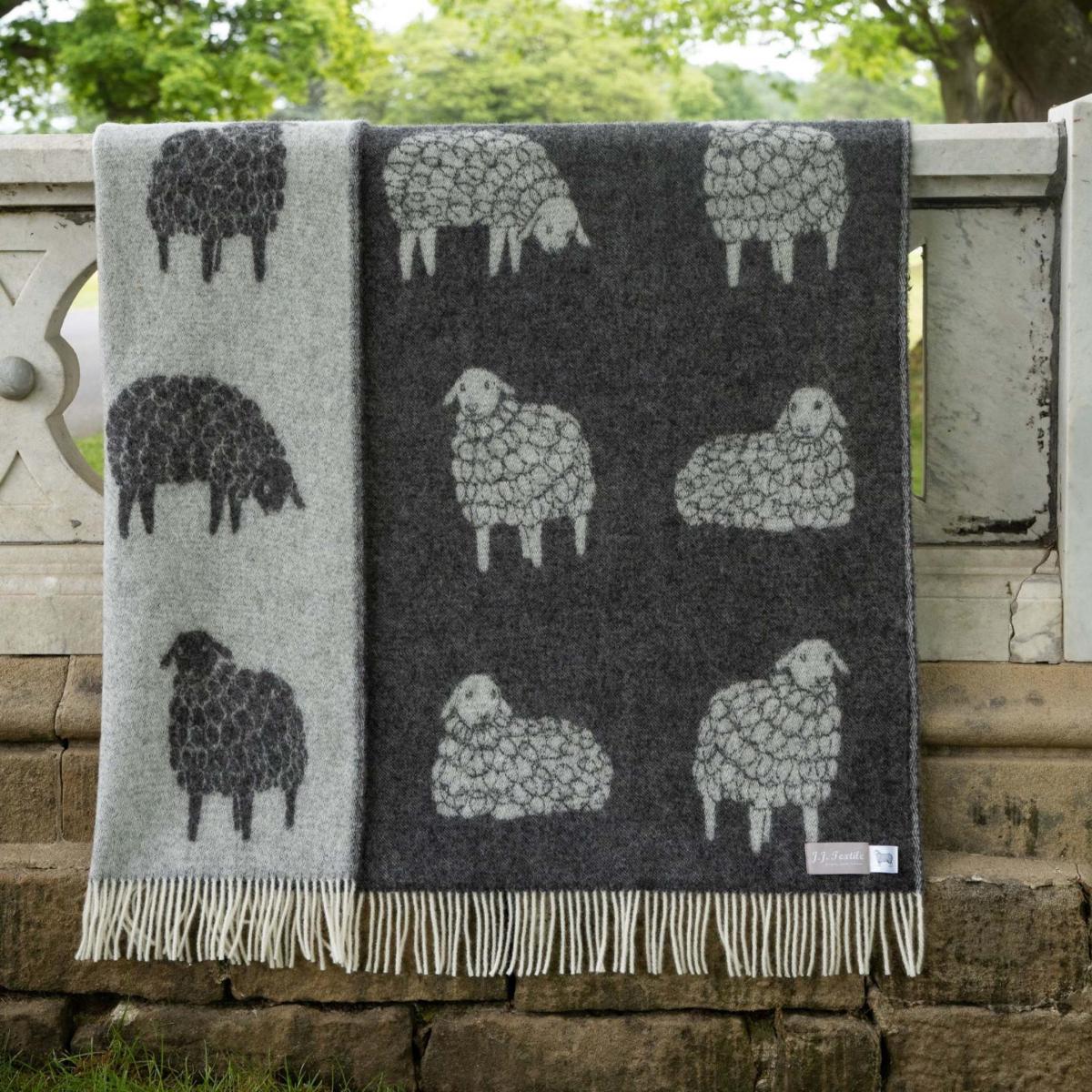 Black / White Soft Black Mima Sheep Wool Throw J. j.textile – image 2