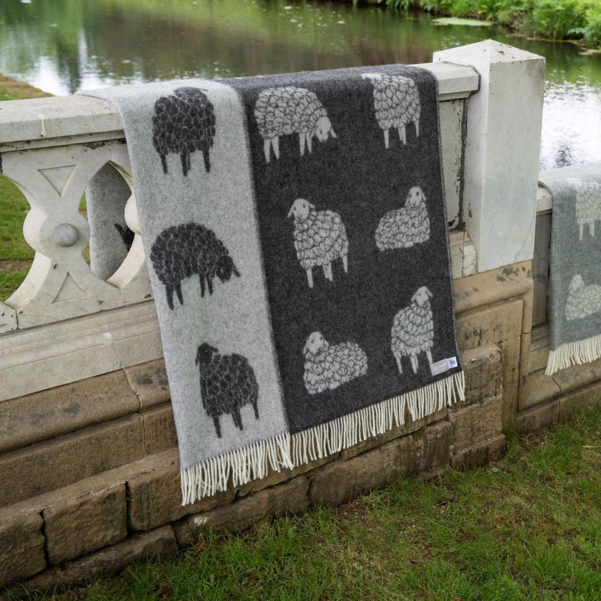 Black / White Soft Black Mima Sheep Wool Throw J. j.textile – image 9