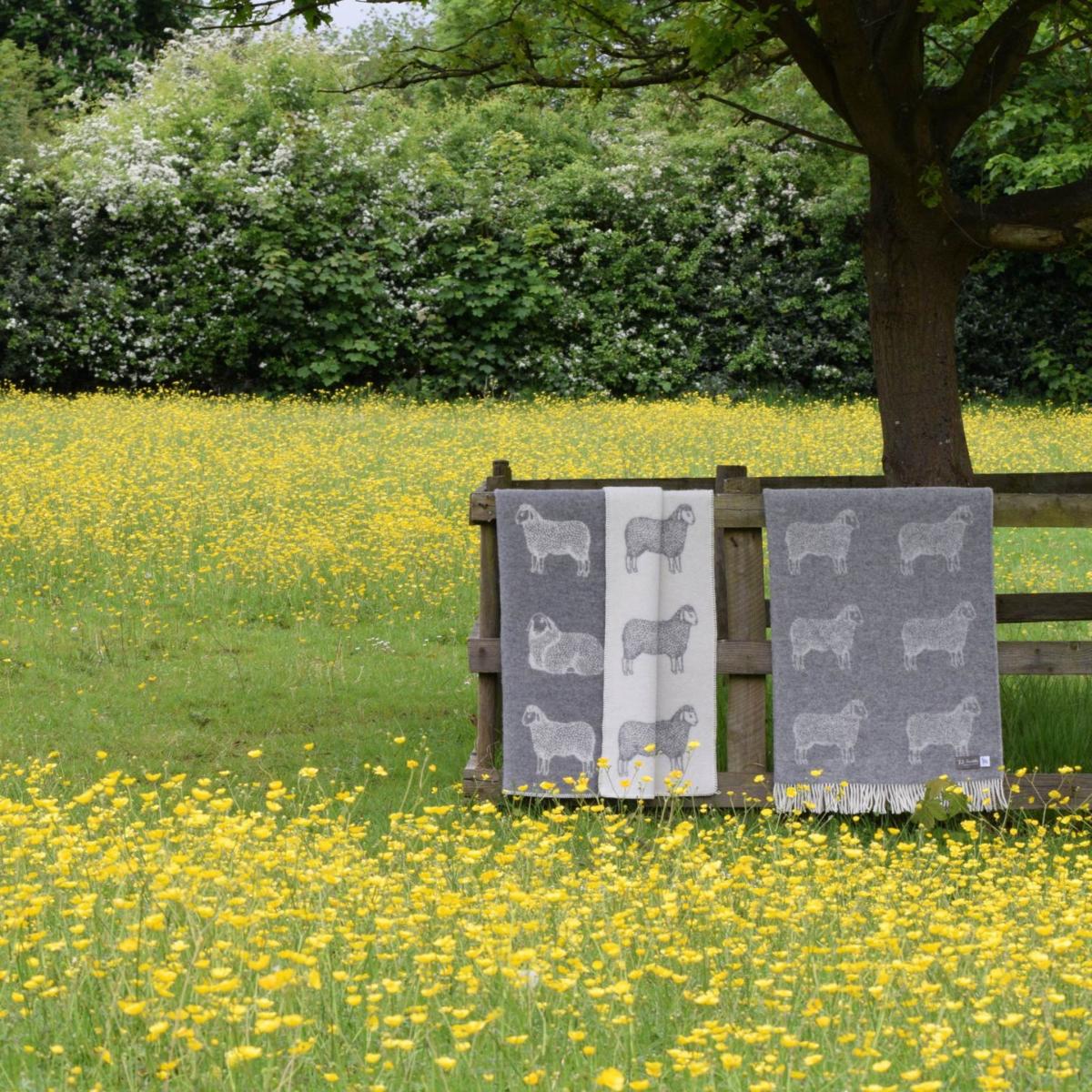 Grey / White Grey Sheep Wool Throw J. j.textile – image 3
