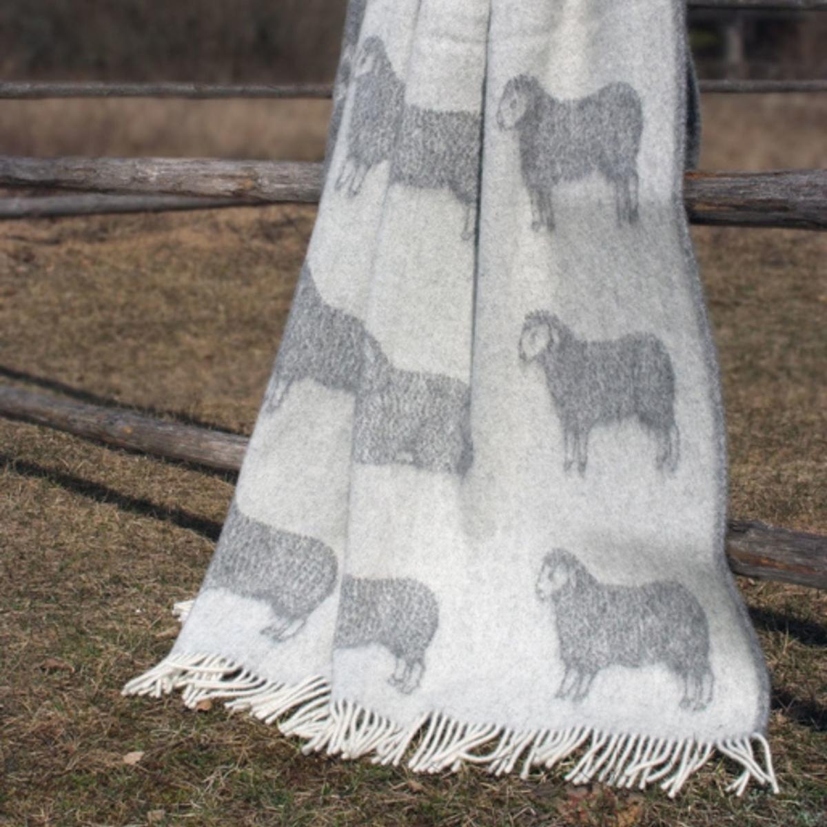 Grey / White Grey Sheep Wool Throw J. j.textile – image 4
