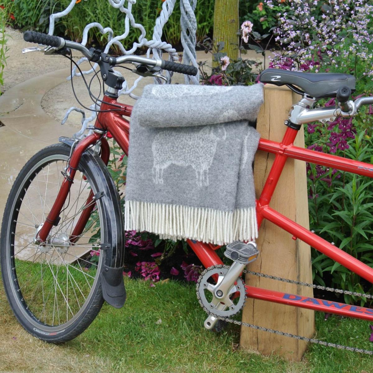 Grey / White Grey Sheep Wool Throw J. j.textile – image 9