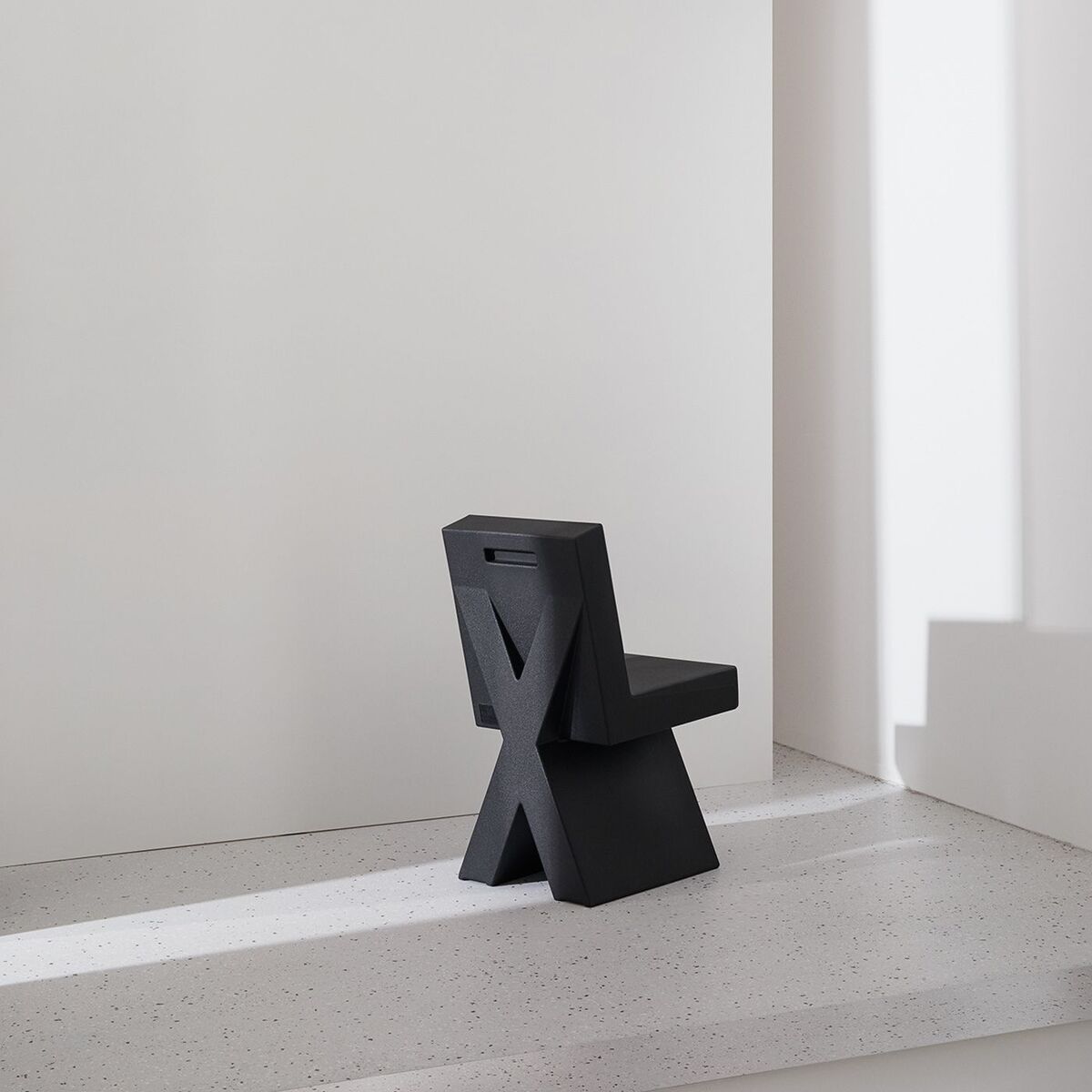 Black X-Chair – image 7