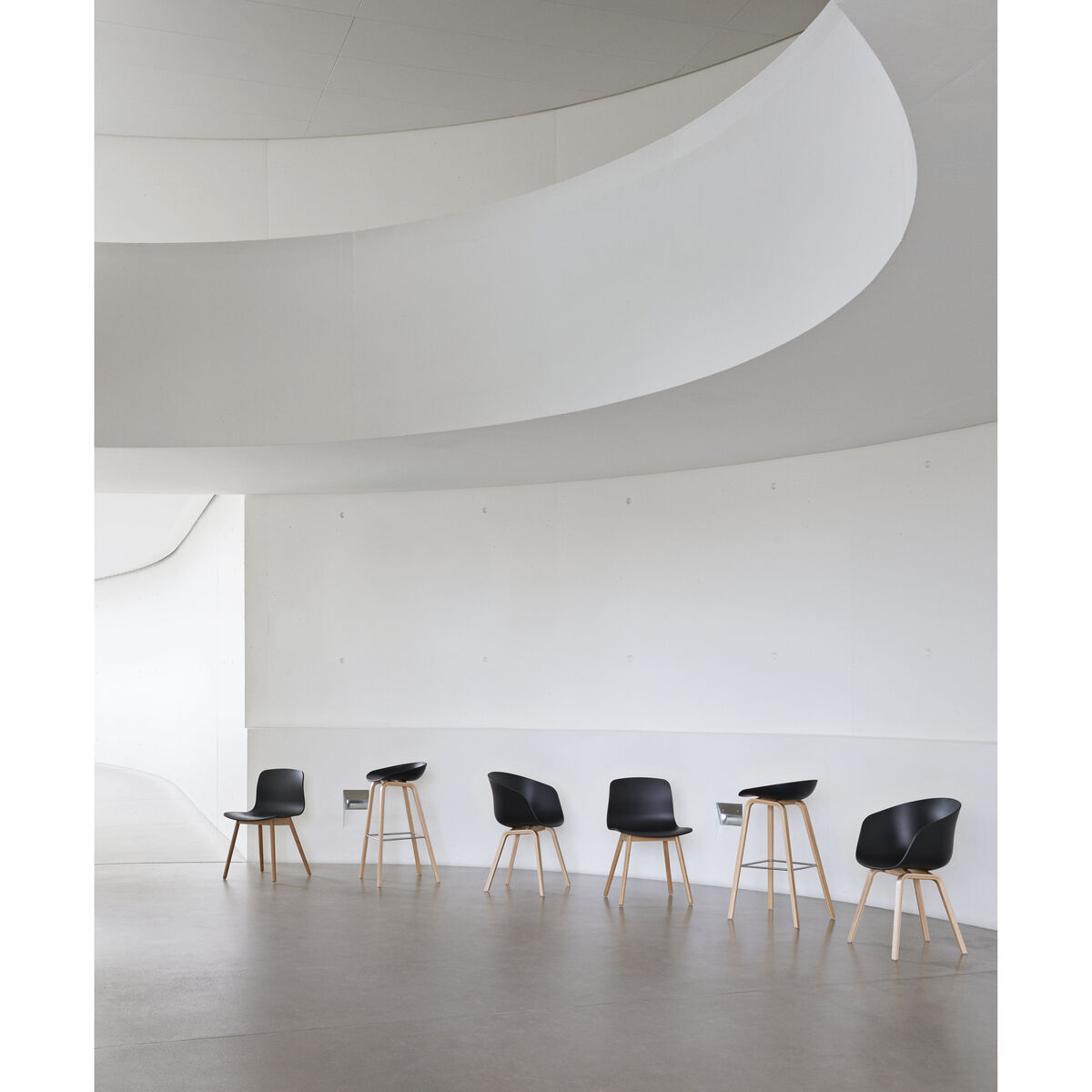 About a ECO AAC12 Chair - / Recycled plastic - EU Ecolabel by Hay Black/Natural wood – image 2
