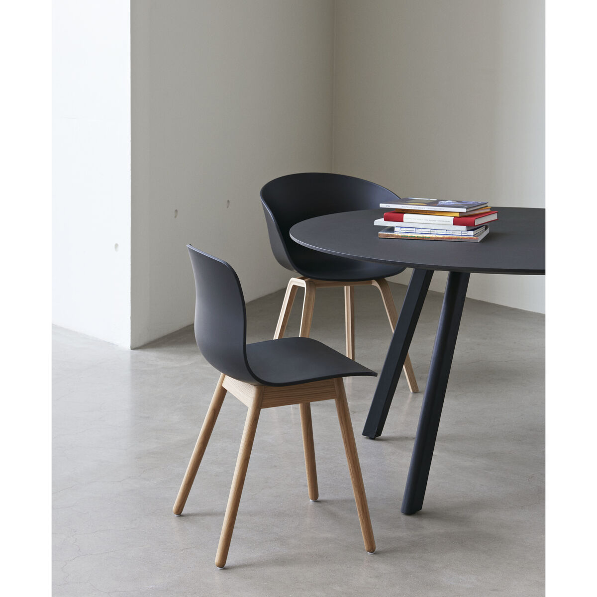 About a ECO AAC12 Chair - / Recycled plastic - EU Ecolabel by Hay Black/Natural wood – image 3