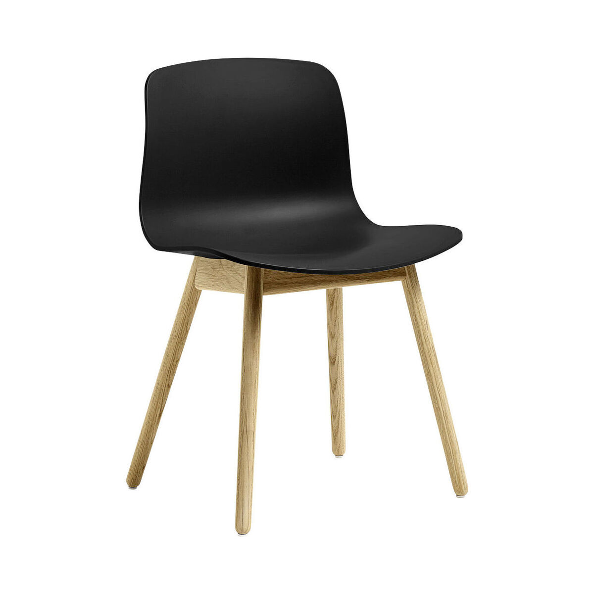 About a ECO AAC12 Chair - / Recycled plastic - EU Ecolabel by Hay Black/Natural wood – image 1