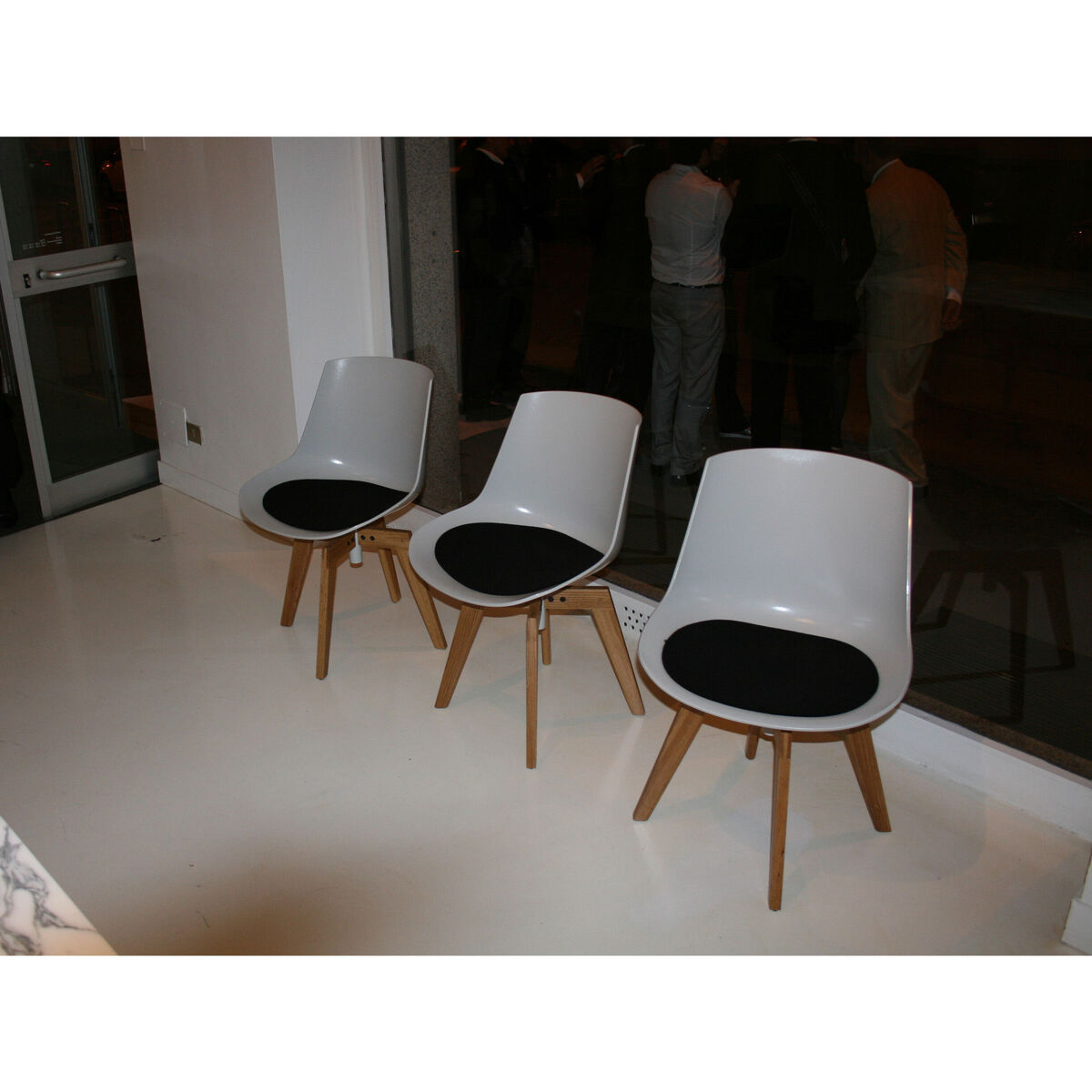 Flow Swivel chair - 4 oak legs by MDF Italia White/Natural wood – image 3