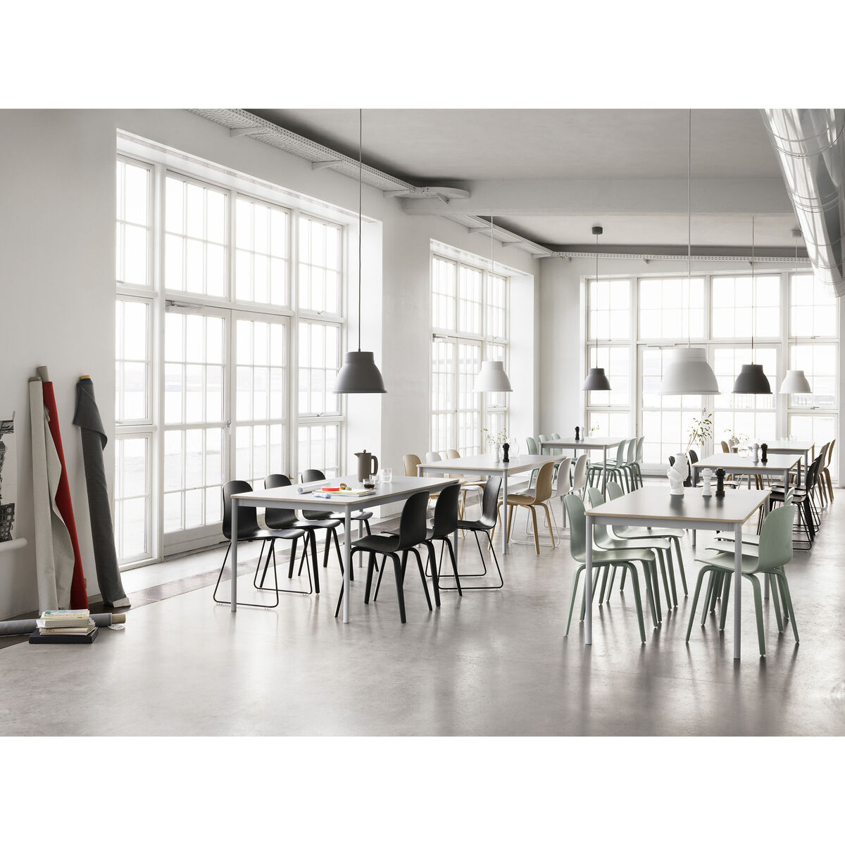 Visu Stacking chair - / Steel legs by Muuto Black – image 2