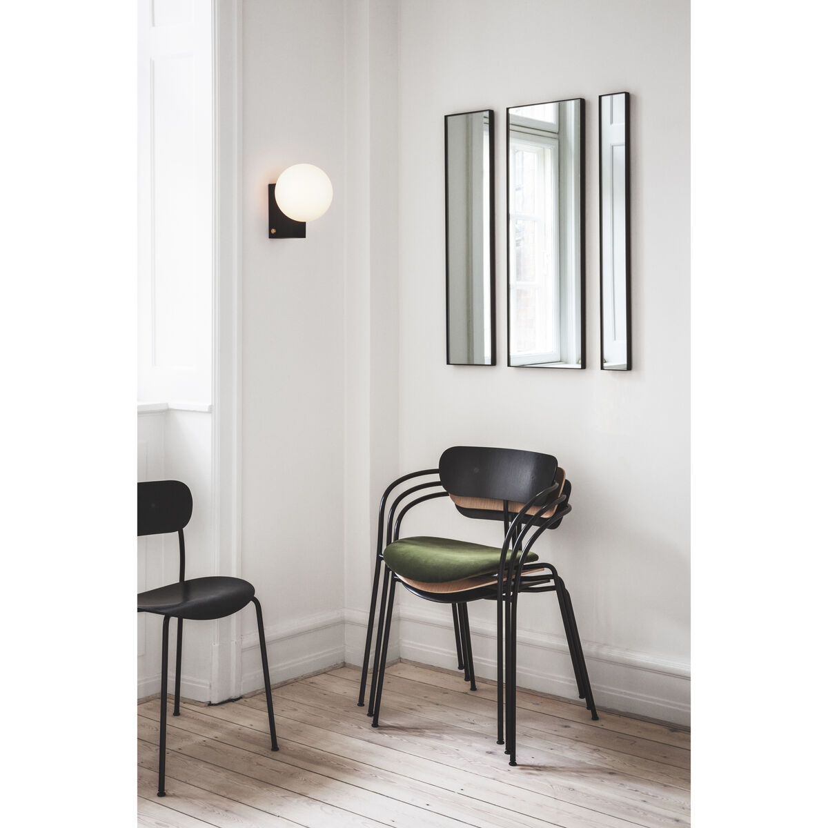 Pavilion AV1 Stacking chair - / Lacquered wood by &tradition Black – image 6