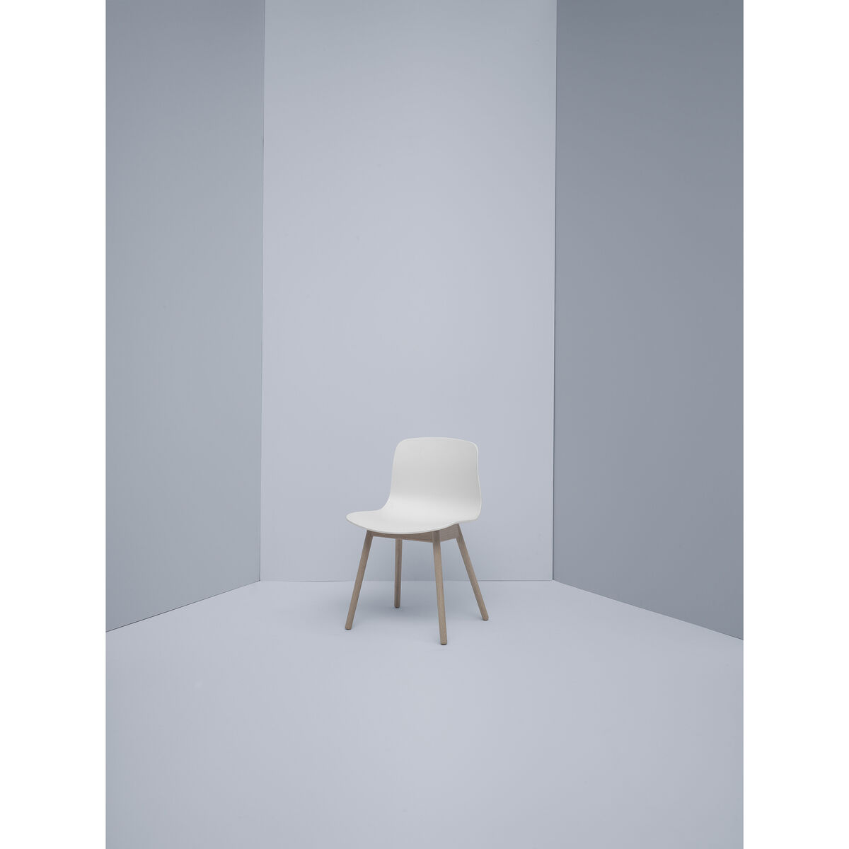 About a chair AAC12 Chair - Plastic shell & wood legs by Hay White/Natural wood – image 2