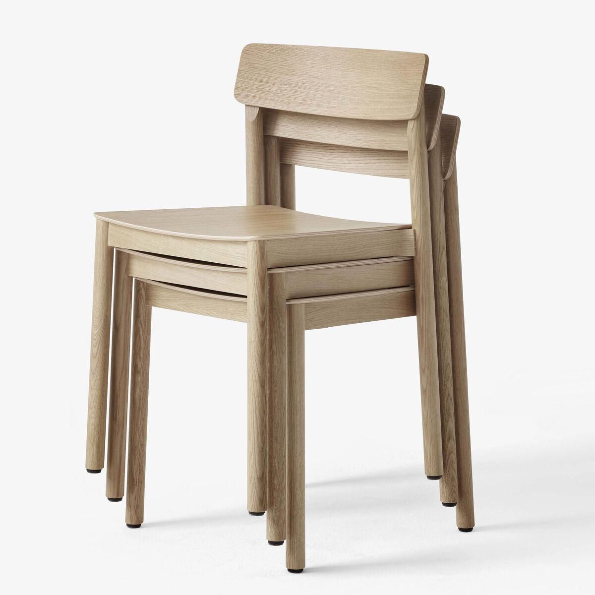 Betty TK2 Stacking chair - / Wood by &tradition Natural wood – image 3