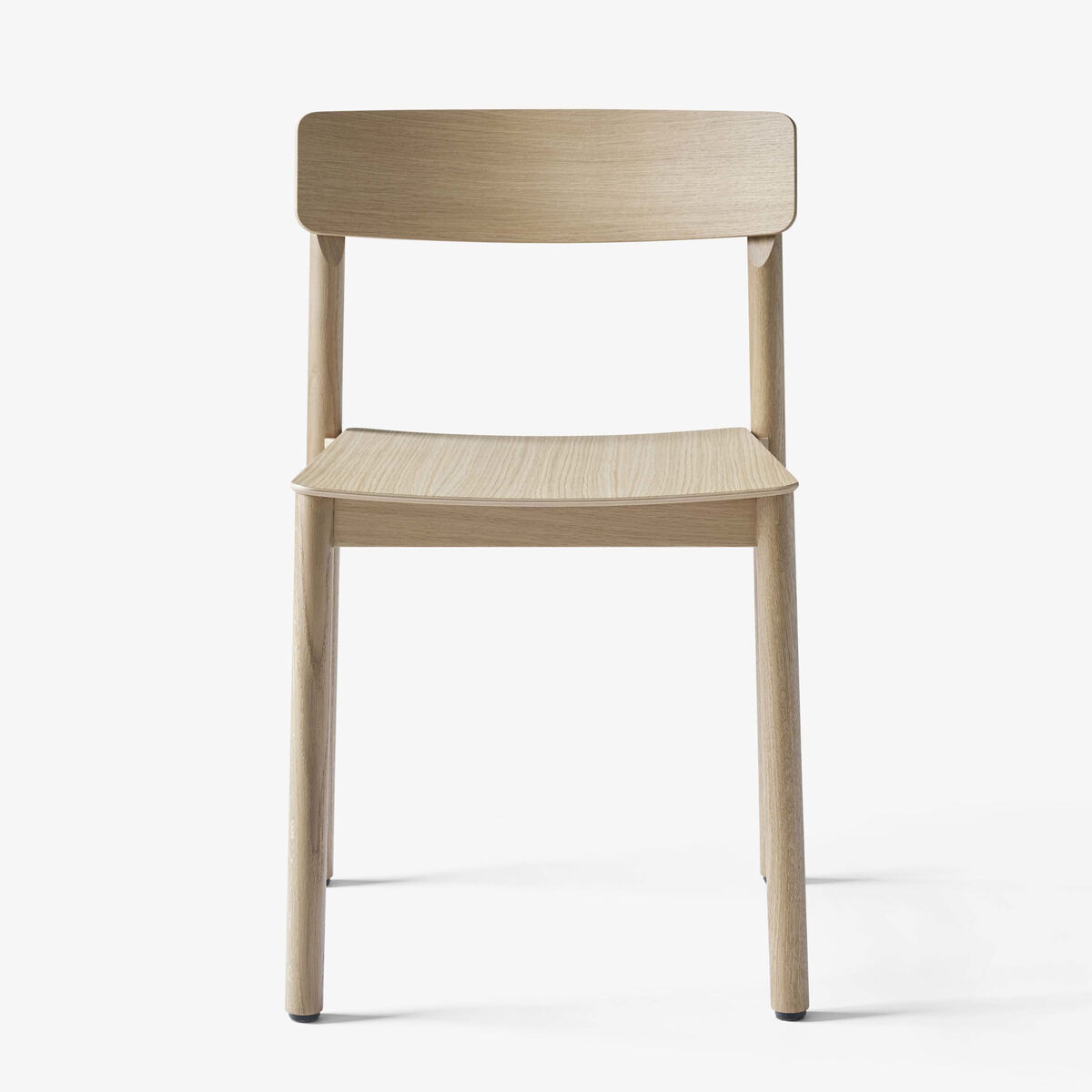 Betty TK2 Stacking chair - / Wood by &tradition Natural wood – image 5