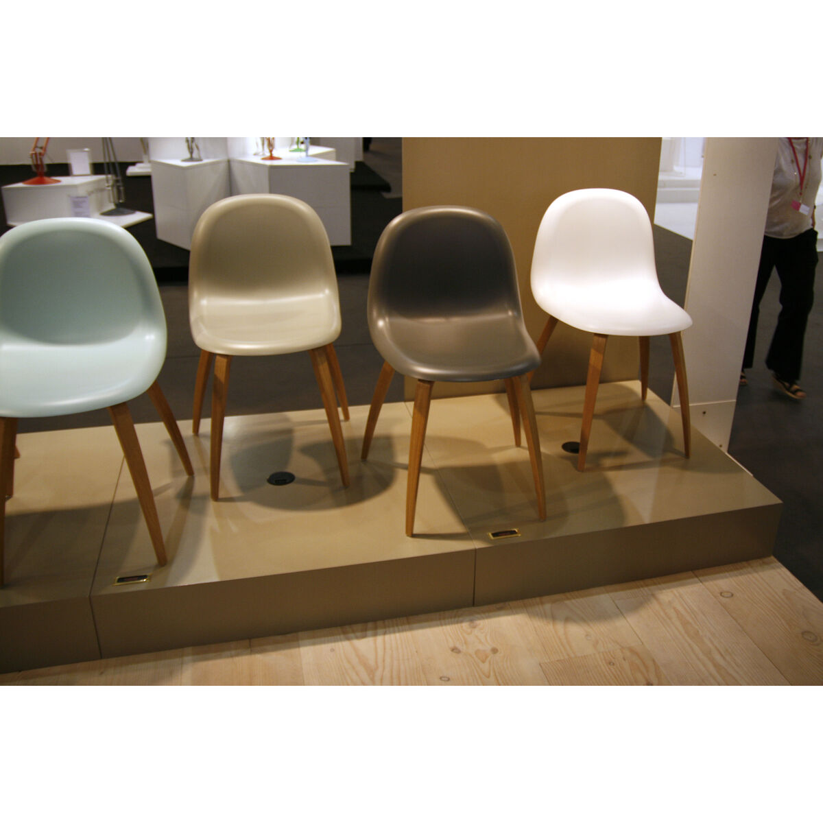 3D Chair - Plastic shell & wood legs by Gubi Black – image 3