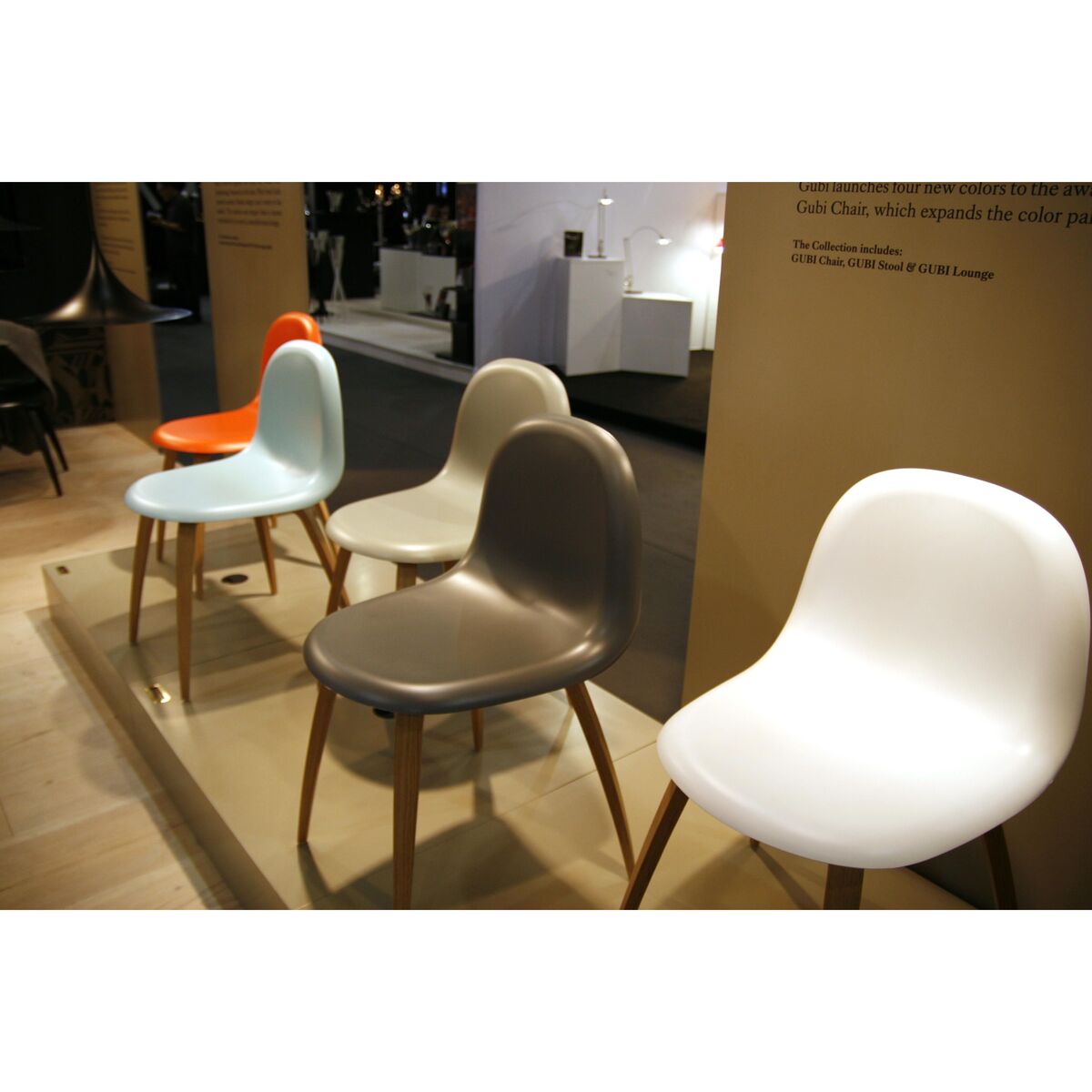 3D Chair - Plastic shell & wood legs by Gubi Black – image 4