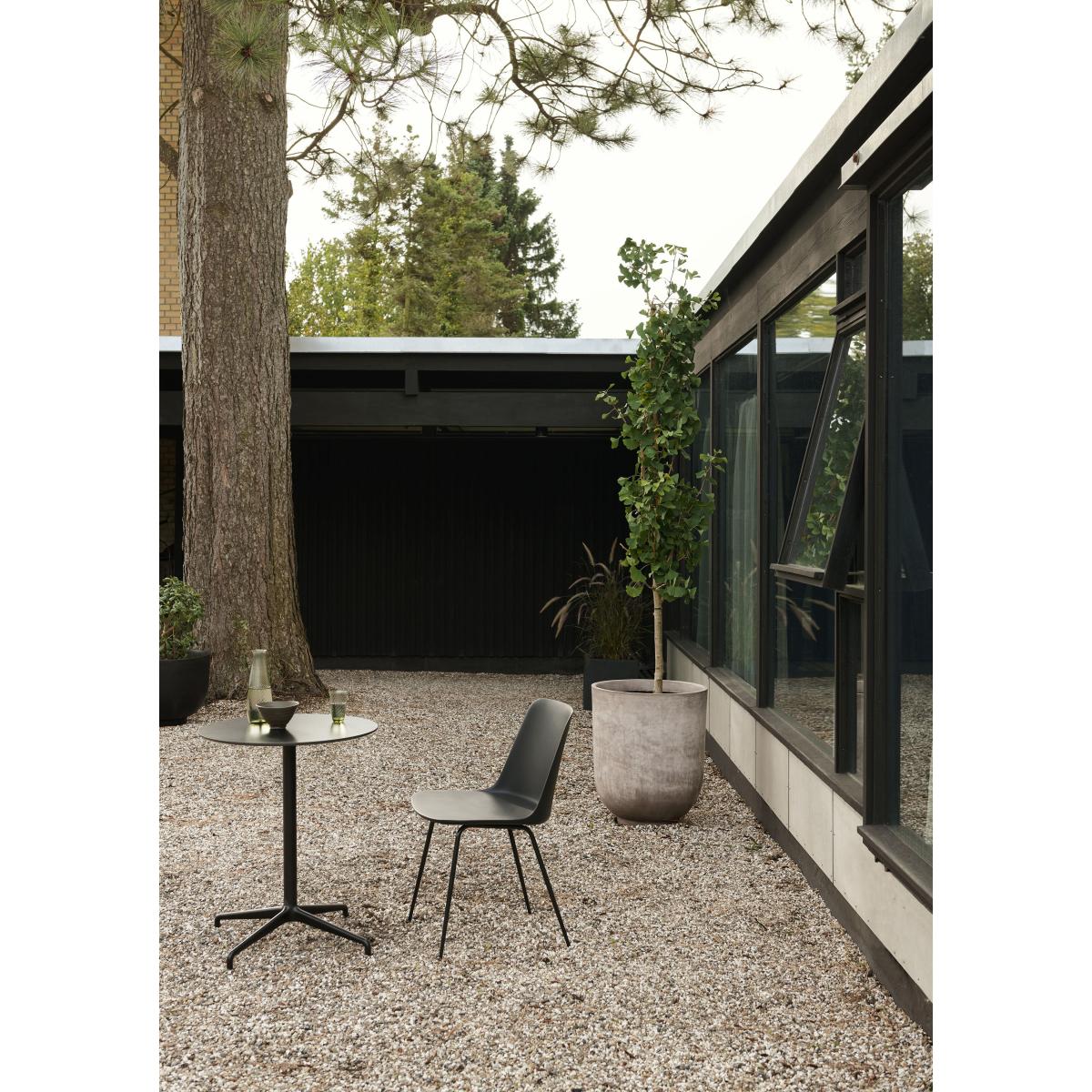 Rely Outdoor HW70 Chair - / Recycled plastic by &tradition Black – image 6