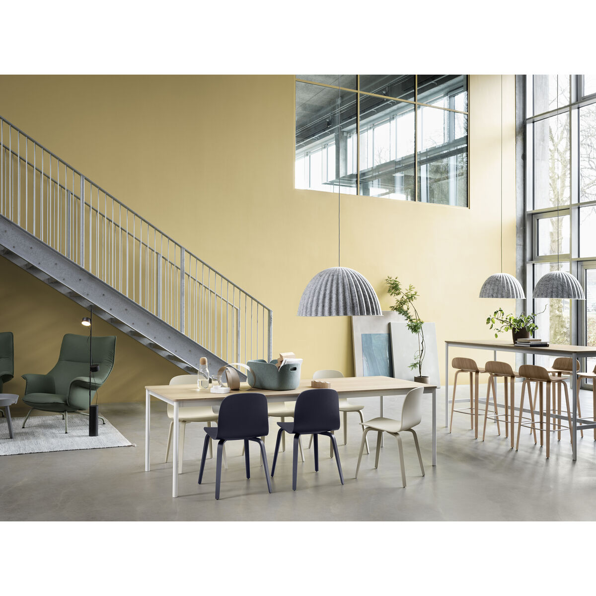 Visu Chair - / Wooden legs by Muuto White/Natural wood – image 3