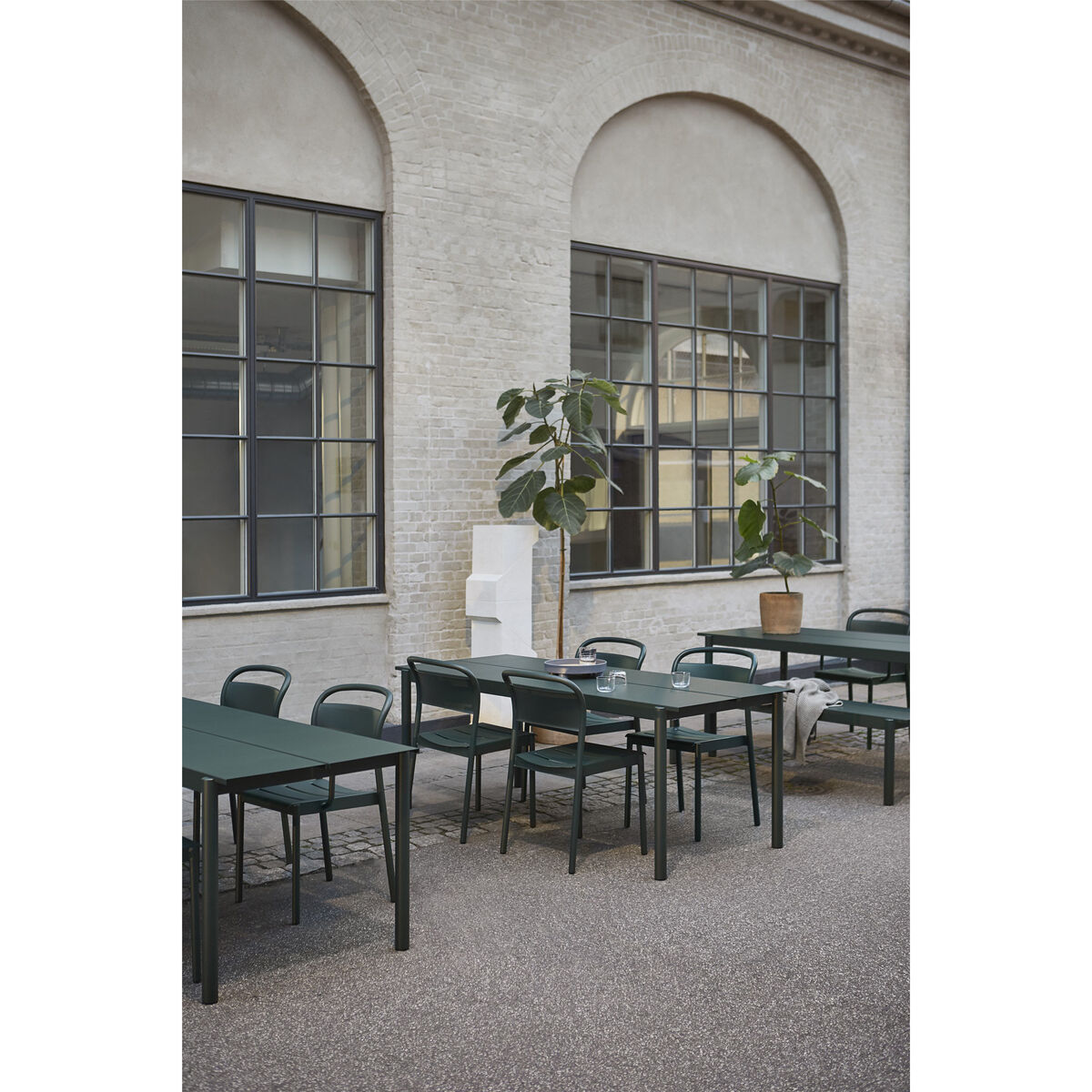Linear Stacking chair - / Steel by Muuto Brown/Beige – image 4