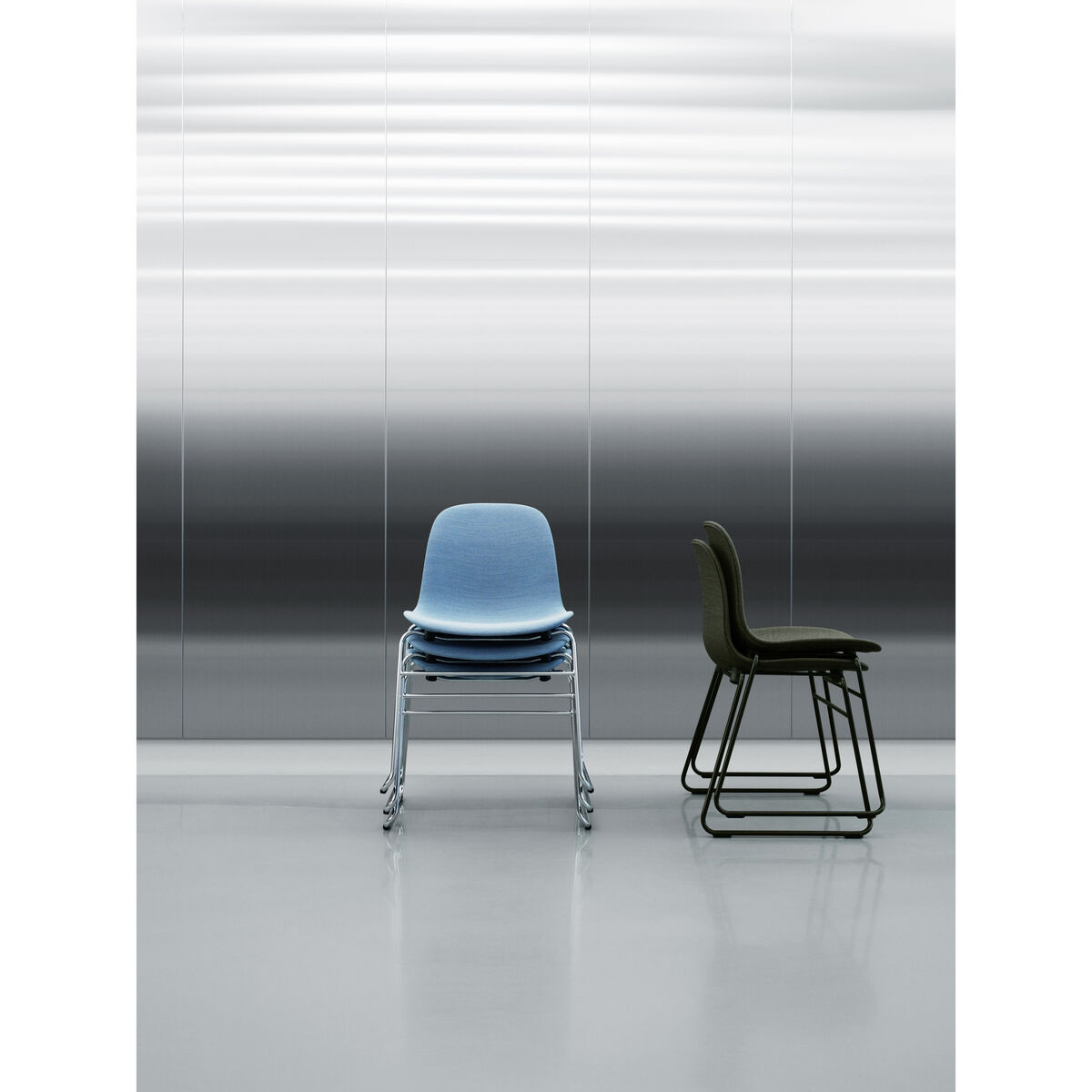 Form Stacking chair - / Metal foot by Normann Copenhagen White – image 4