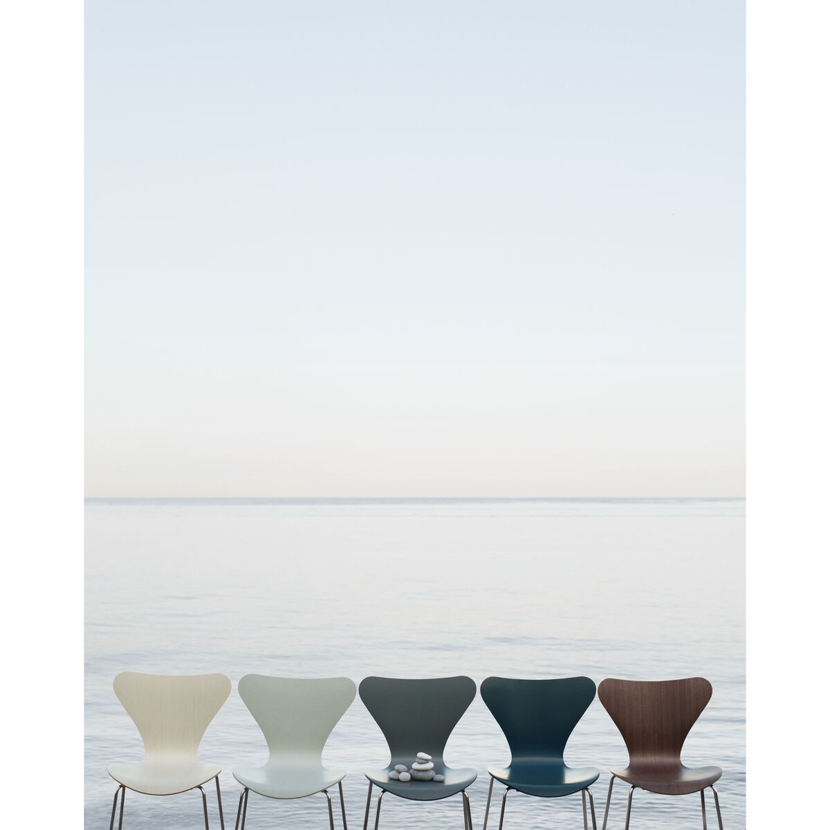 Série 7 Stacking chair - Natural wood by Fritz Hansen Natural wood – image 7