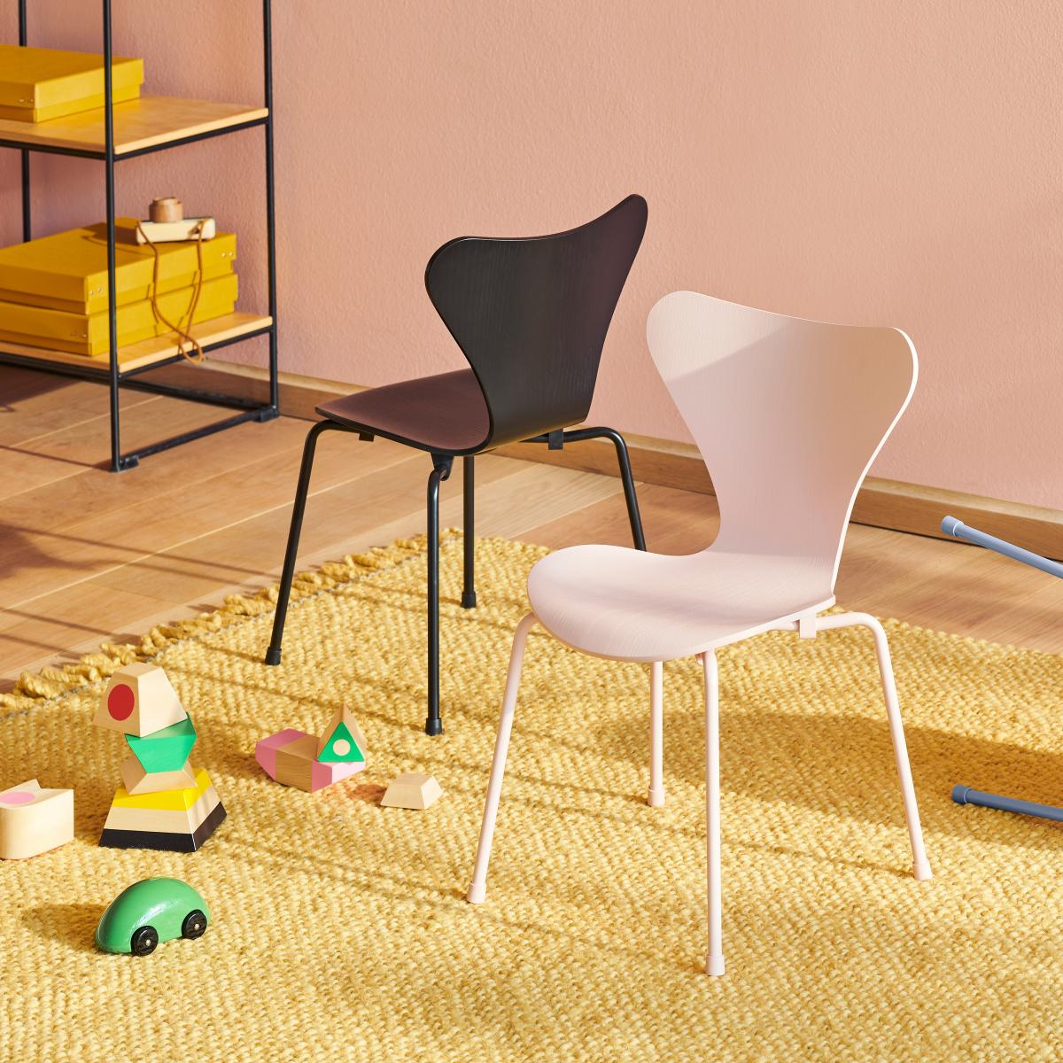 Fritz Hansen 3177 Sjuan children's chair Black – image 3