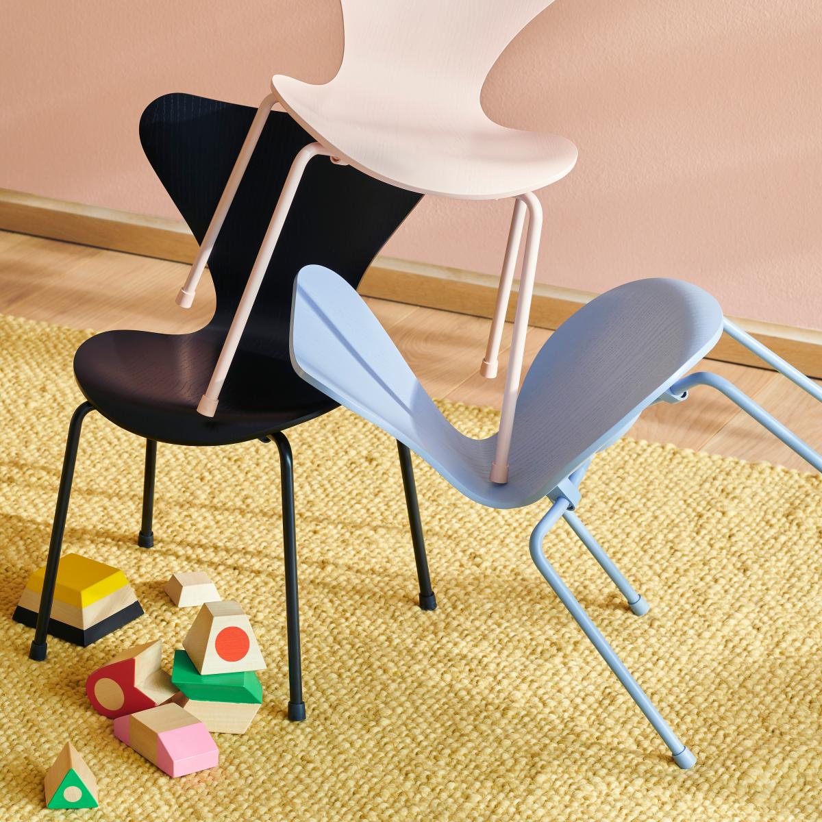 Fritz Hansen 3177 Sjuan children's chair Black – image 4