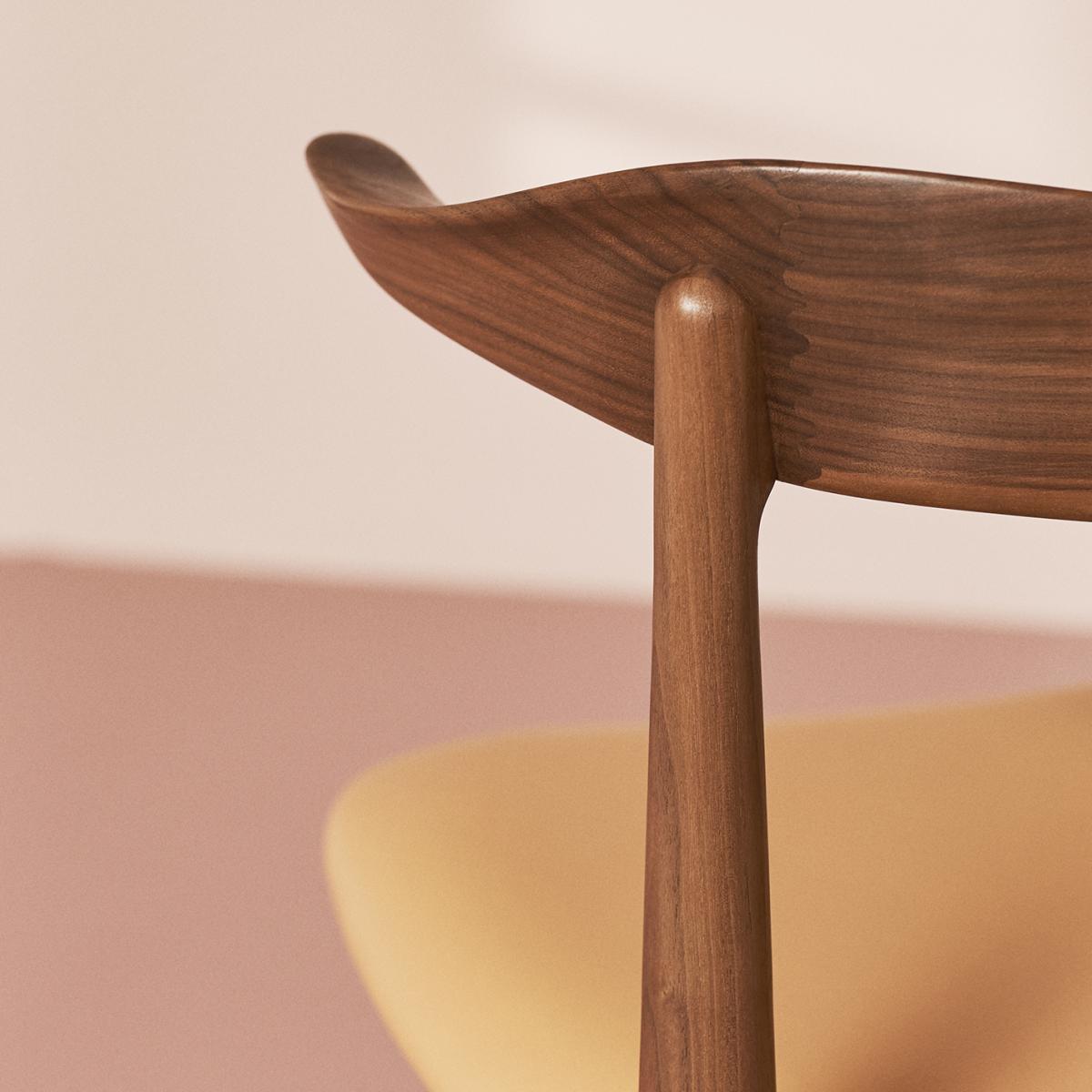 Warm Nordic Cow Horn chair walnut Soavé nature – image 2