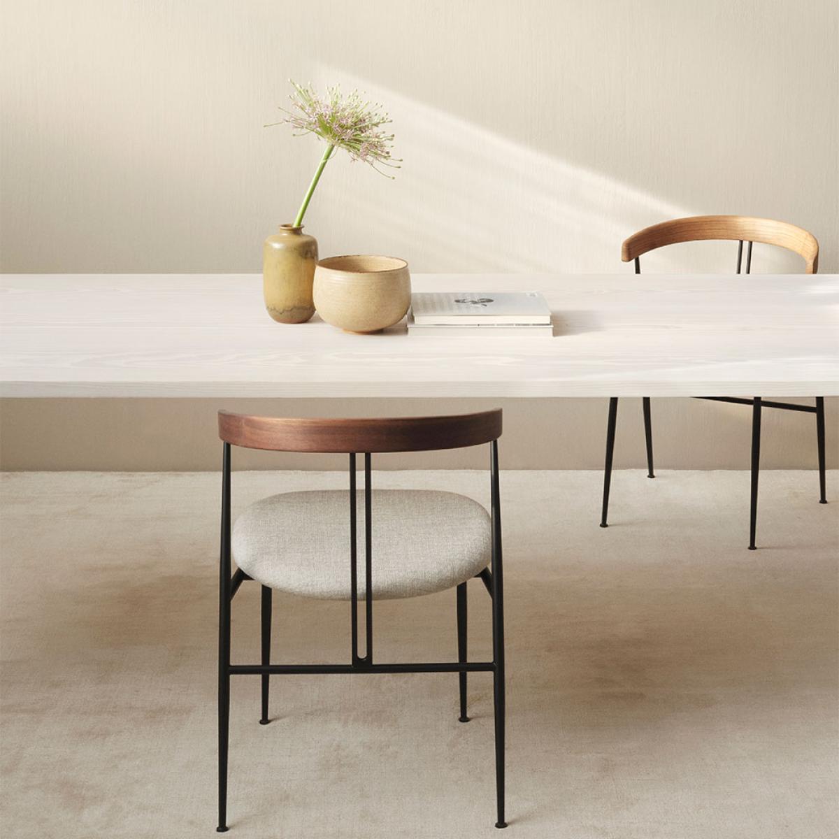 Gubi Violin dining chair Karakorum 001 white-covered – image 6