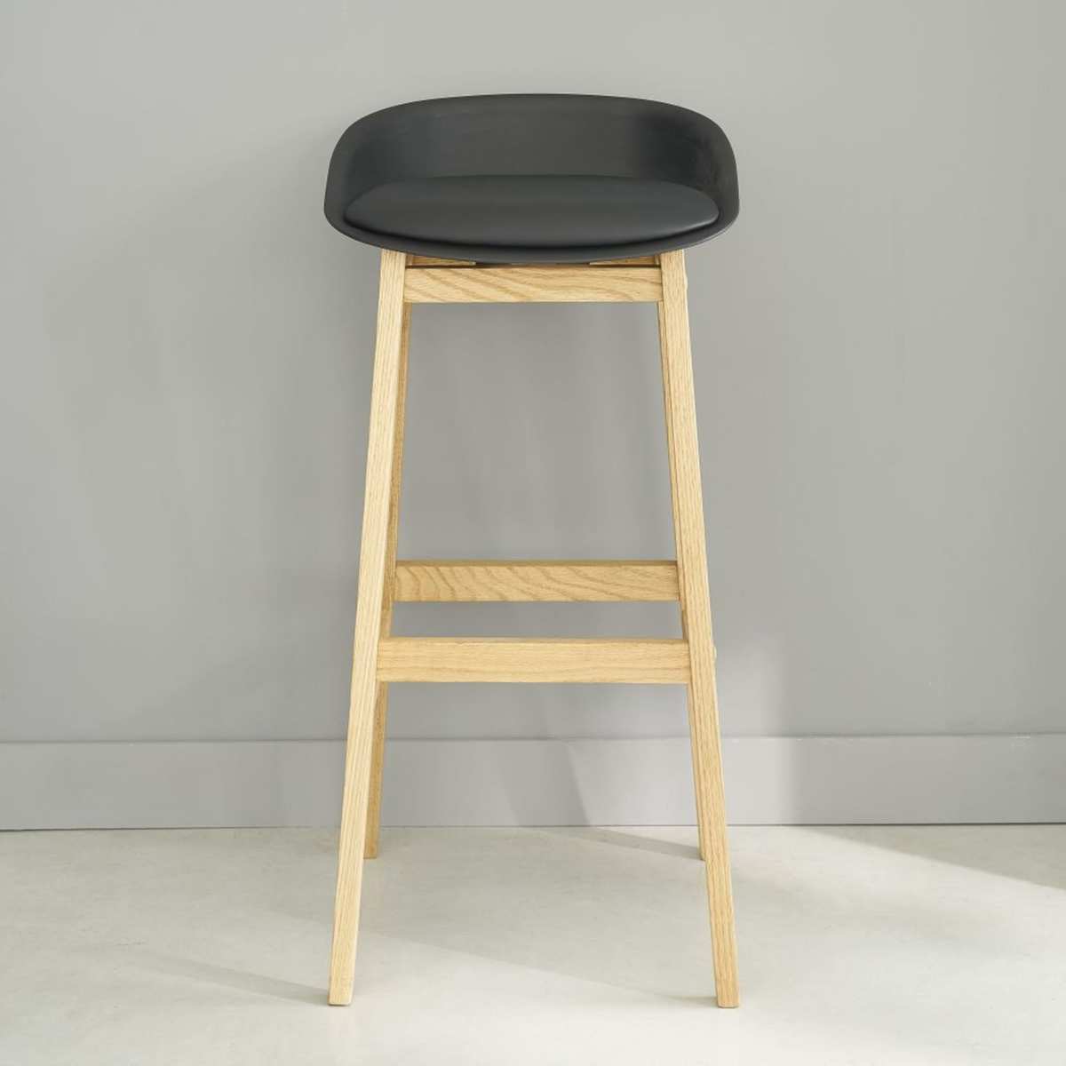 Black Scandinavian Bar Stool with Solid Oak H88 Ice – image 4
