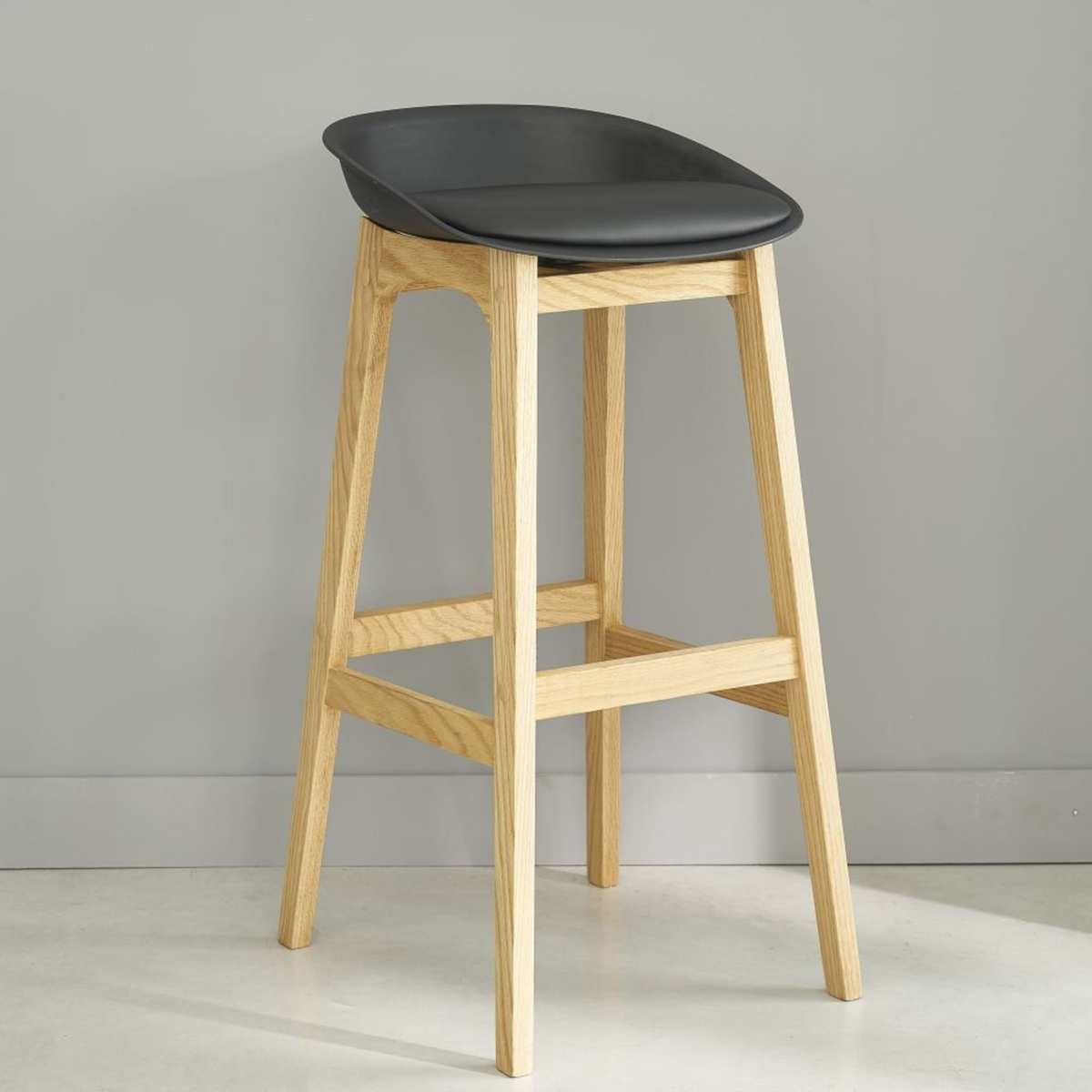 Black Scandinavian Bar Stool with Solid Oak H88 Ice – image 6