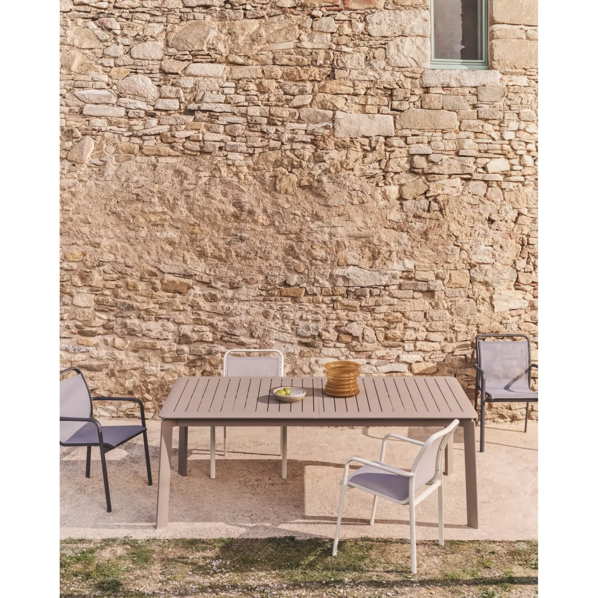 Luri stackable chair in graphite aluminium and grey texteline – image 2