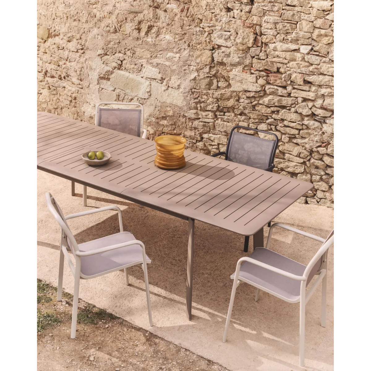 Luri stackable chair in graphite aluminium and grey texteline – image 4